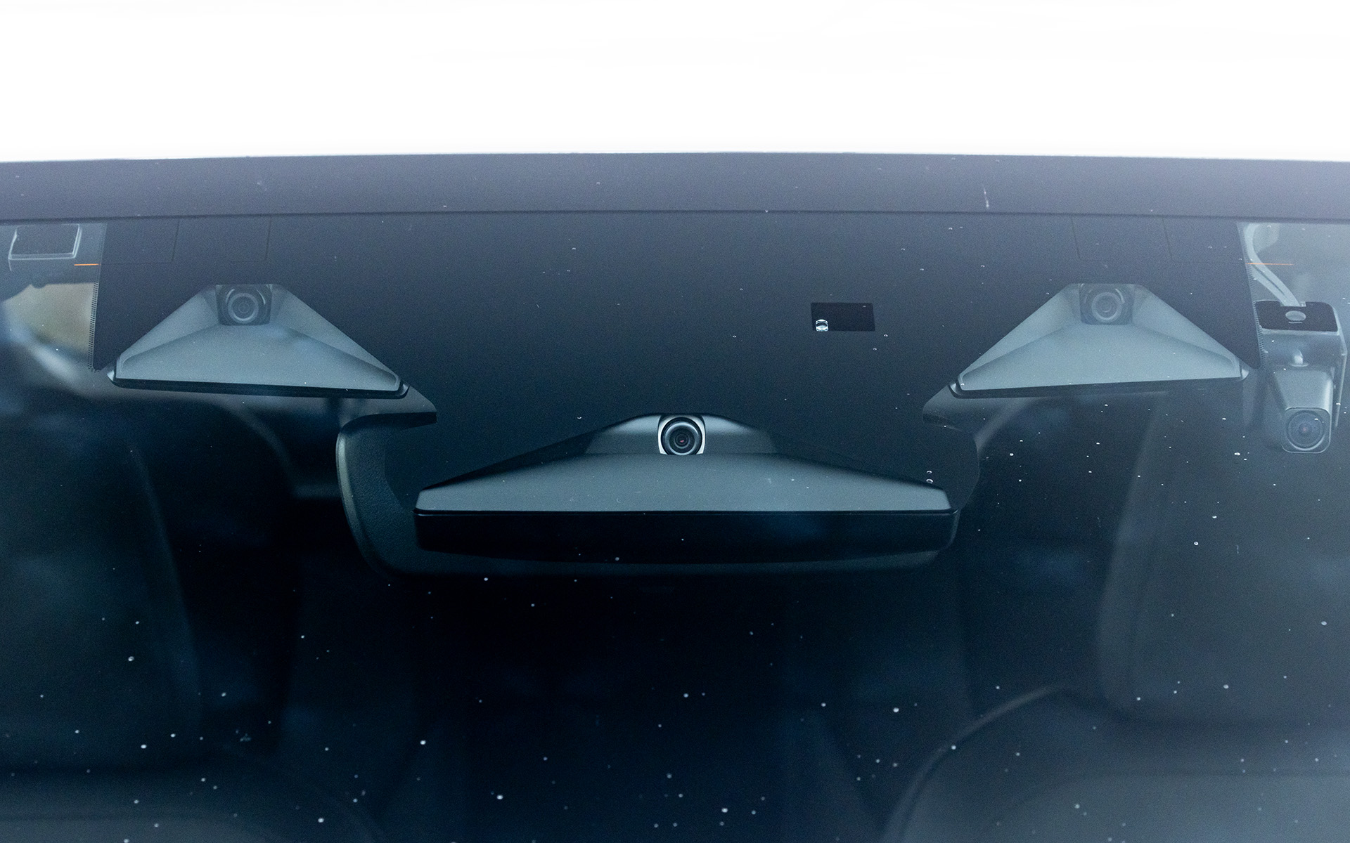 高度運転支援システム「アイサイトX」を搭載。視野が広角化したステレオカメラと超広角単眼カメラの“3つの目”によって、“ぶつからない”をサポート。高速道路などでの渋滞時は条件を満たすとハンズオフが可能となり、ドライブの疲れを軽減する