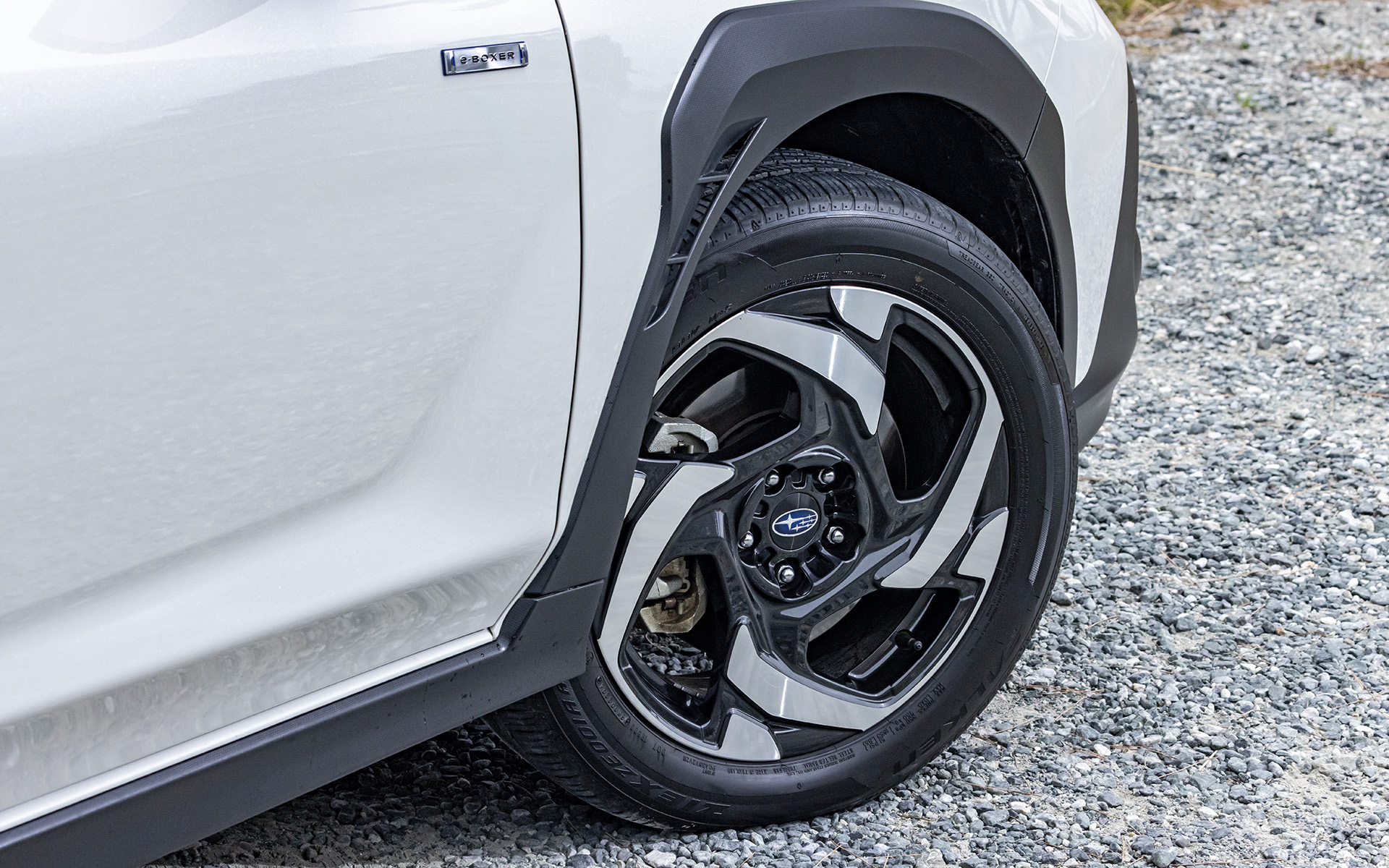 ストロングハイブリッド専用デザインの18インチアルミホイール（ダークメタリック塗装＋切削光輝）に装着するのは、オールシーズンタイヤのファルケン「ZIEX ZE001A A/S」