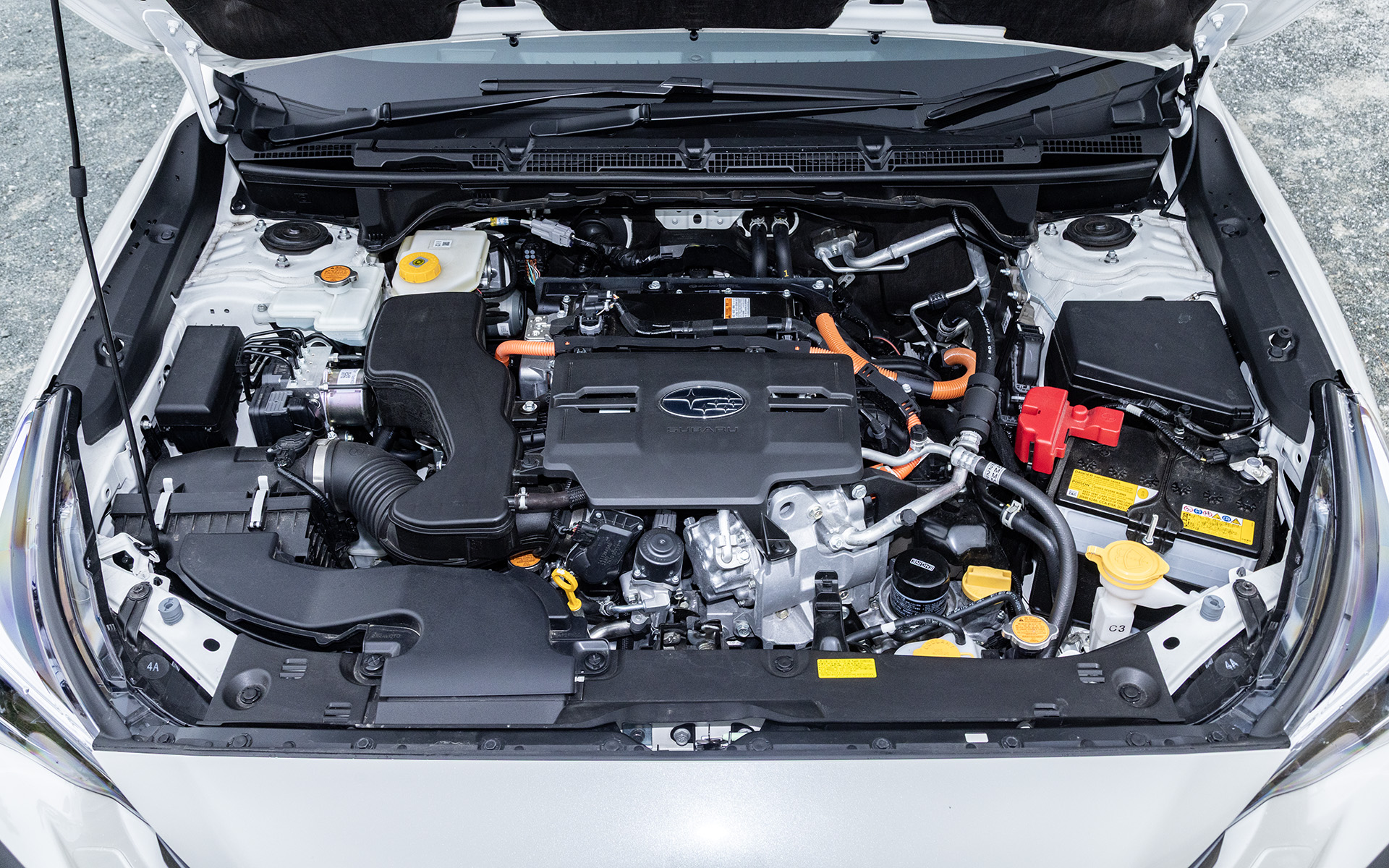 ストロングハイブリッド用にチューニングされ、最高出力118kW（160PS）/5600rpm、最大トルク209Nm（21.3kgfm）/4000-4400rpmを発生する水平対向4気筒2.5リッターエンジン「FB25」を搭載。さらに、最高出力88kW（119.6PS）、最大トルク270Nm（27.5kgfm）を発生する「MC2」モーターを4.3Ahのバッテリで駆動するe-BOXER（ストロングハイブリッド）システムを採用する