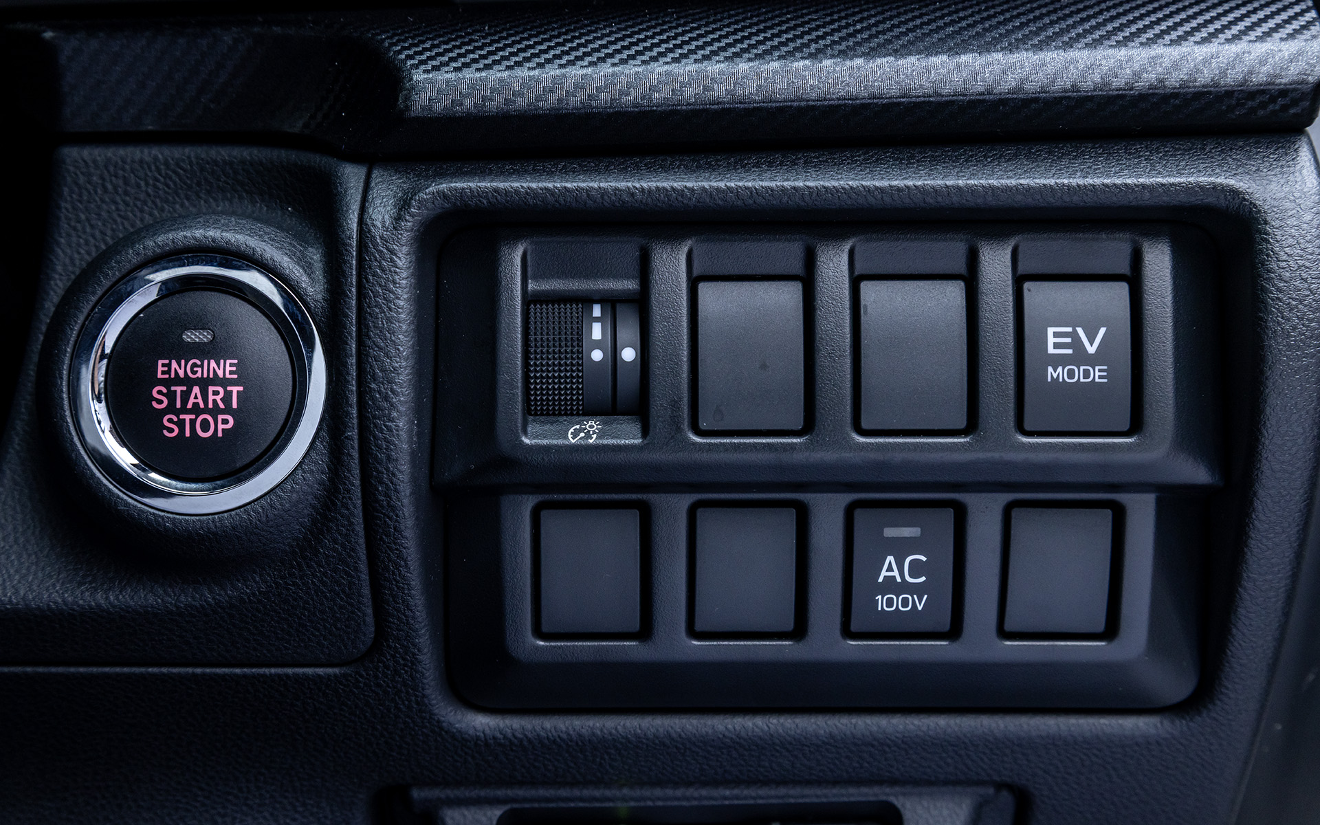 車内のプッシュスタートスイッチ脇に条件次第で電動走行ができるEV MODEスイッチを備える。WLTCモード燃費は18.9km/L