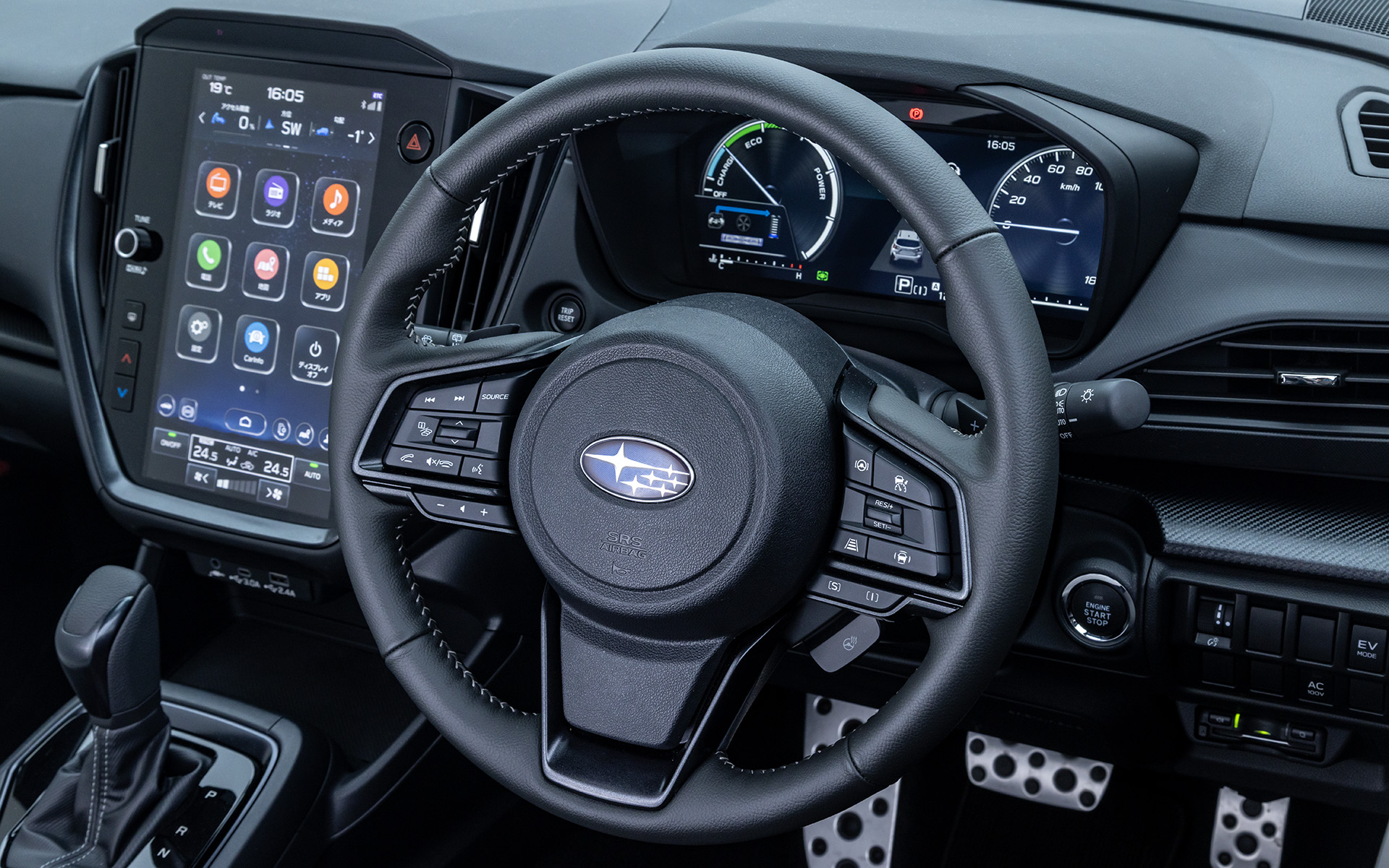 ステアリングは本革＆シルバーステッチ