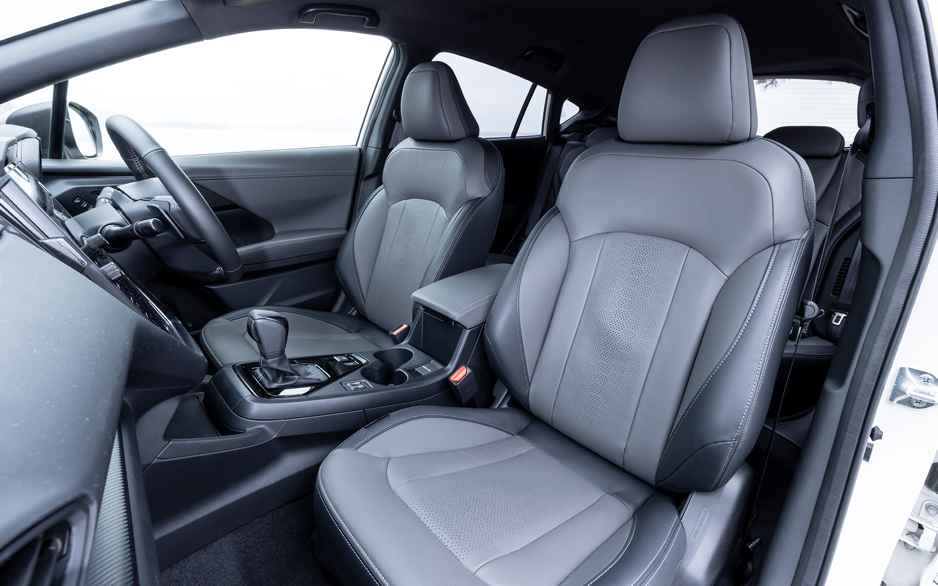 シート表皮はグレーの本革シート。ステッチ色はシルバー