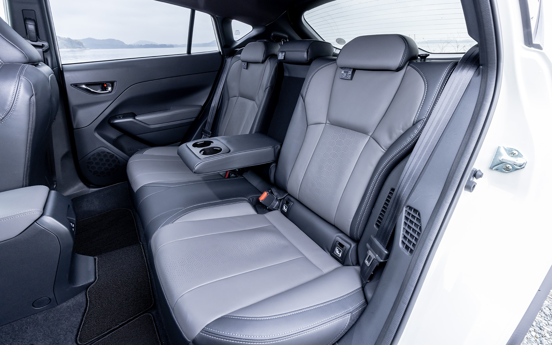 シート表皮はグレーの本革シート。ステッチ色はシルバー