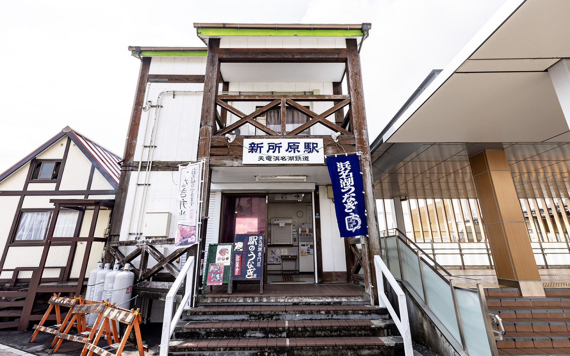 天竜浜名湖線新所原駅の駅舎に併設されている「駅のうなぎ屋 やまよし」さん。輸入物は一切使わずに地元の浜名湖うなぎにこだわって、すべて手作業で焼き上げているという。駅に着くとたれの香りがただよってくる