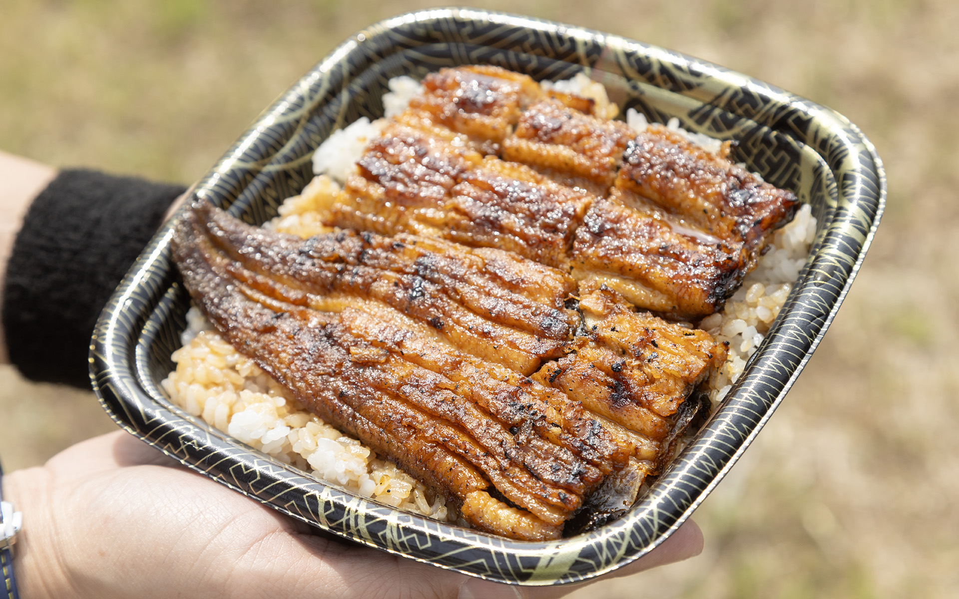 香ばしく焼き上がったうなぎがまるっと1尾入ったうなぎ弁当。白焼きや、お土産用の真空パックもある