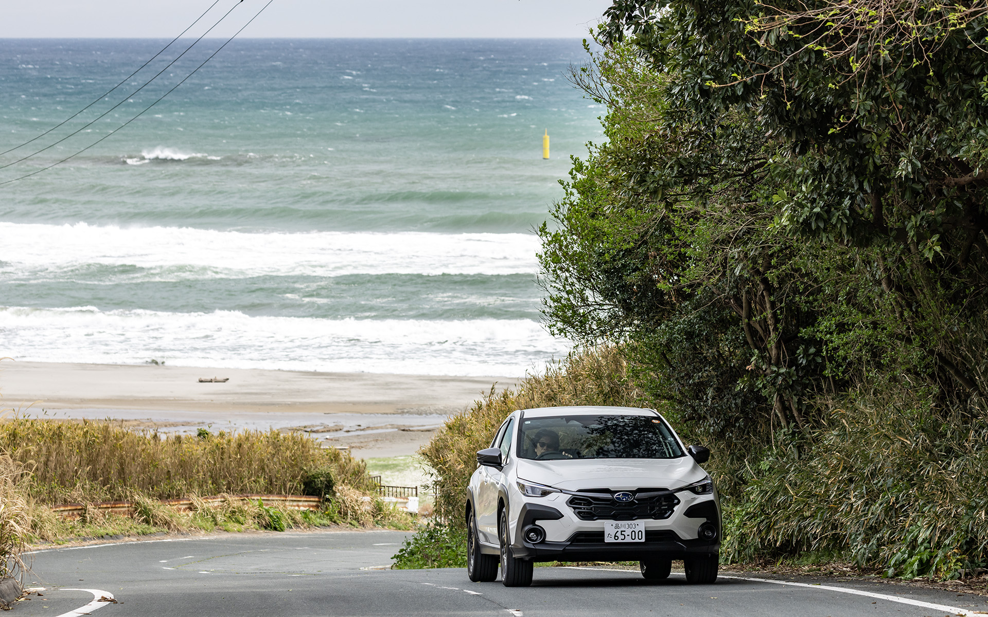 遠州灘をバックに走るクロストレック