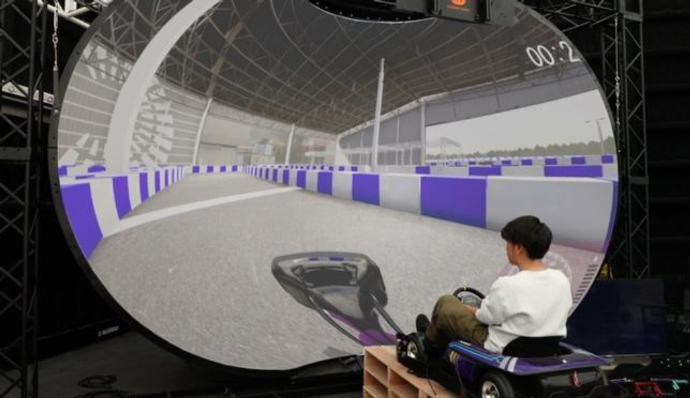 大型半球体スクリーンを使ったカートシミュレーター