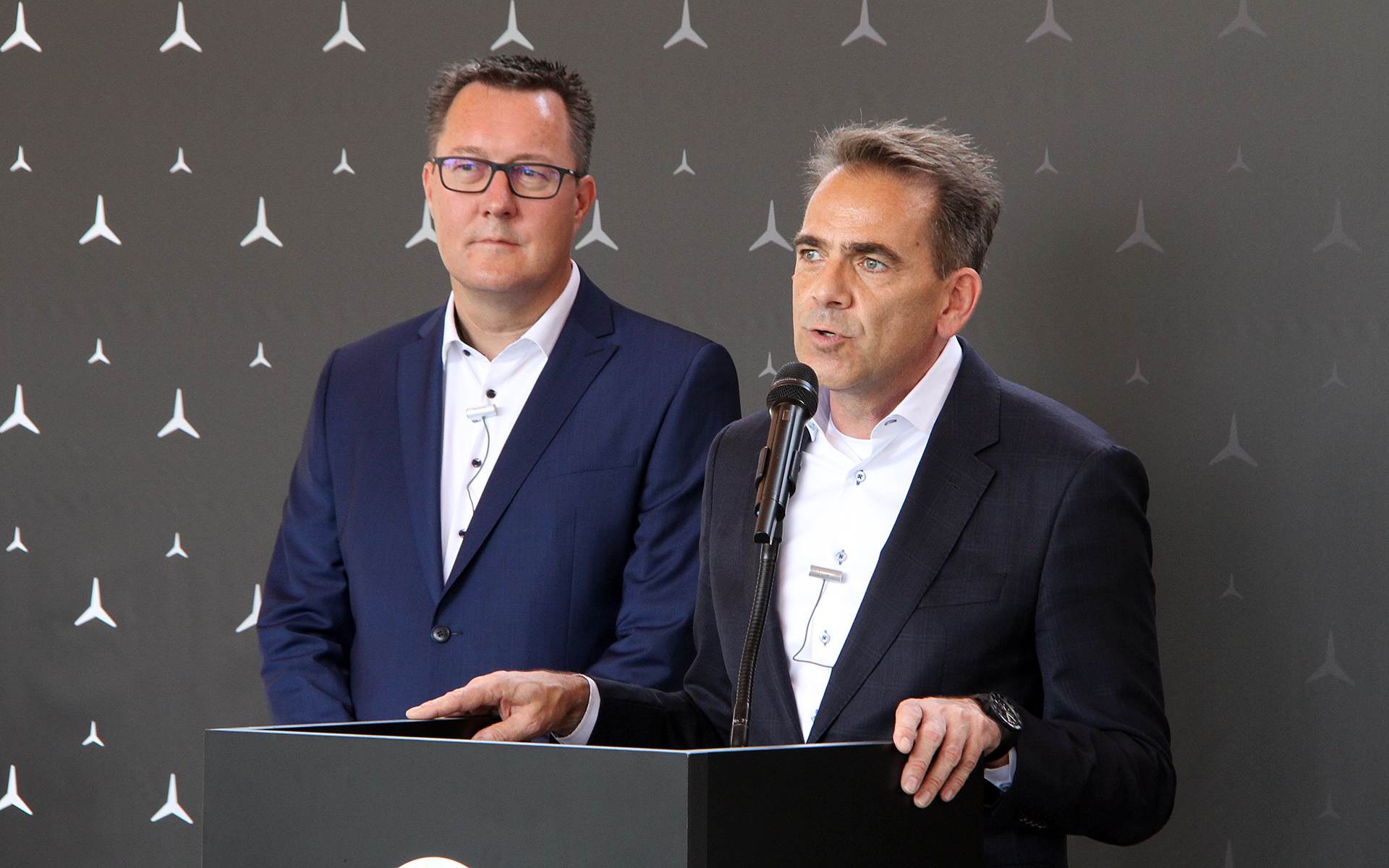 メルセデス・ベンツ・ハイパワー・チャージング日本合同会社 社長兼CEOのアンドレアス・レーア氏（右）