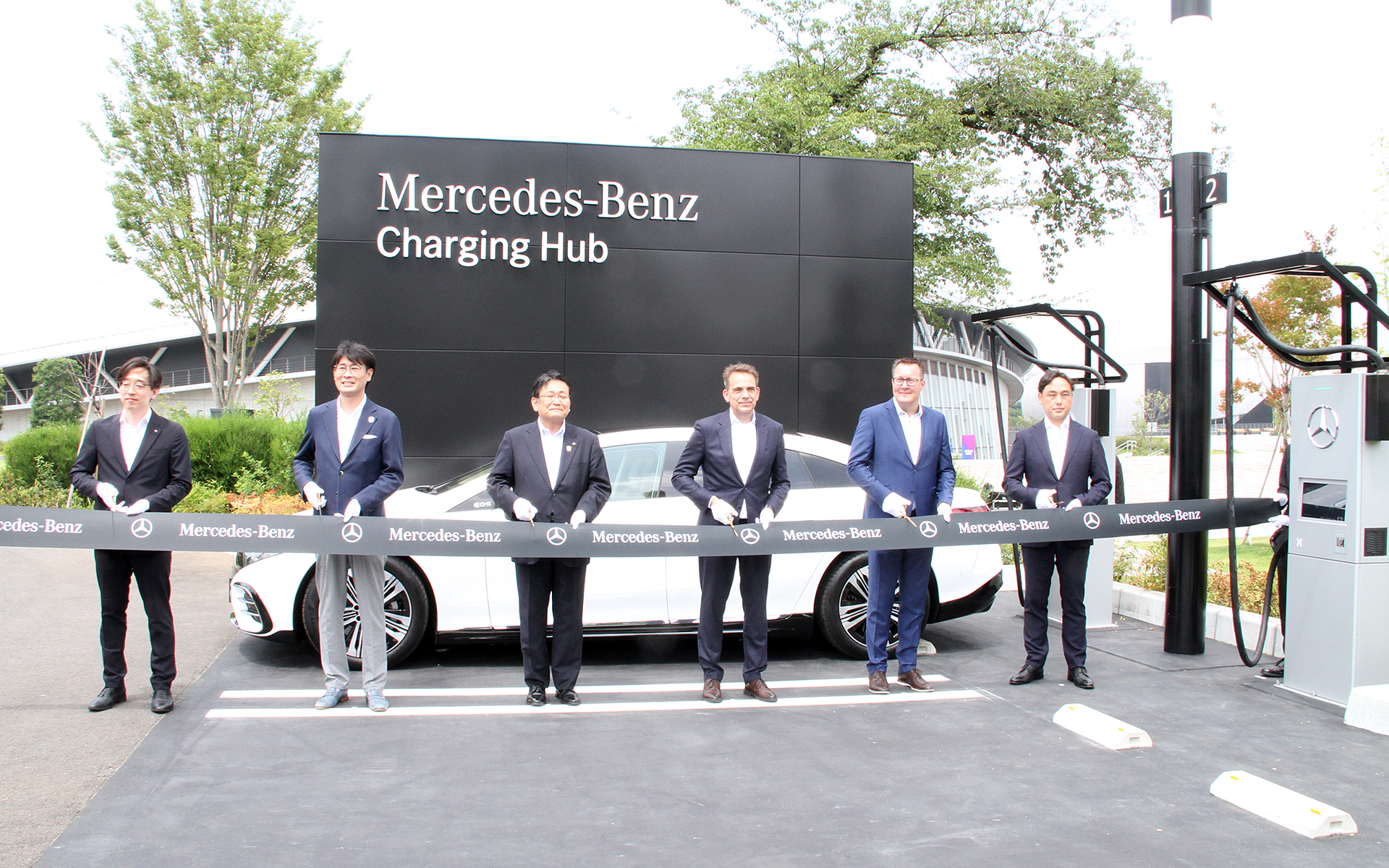 関係者によるテープカットのようす