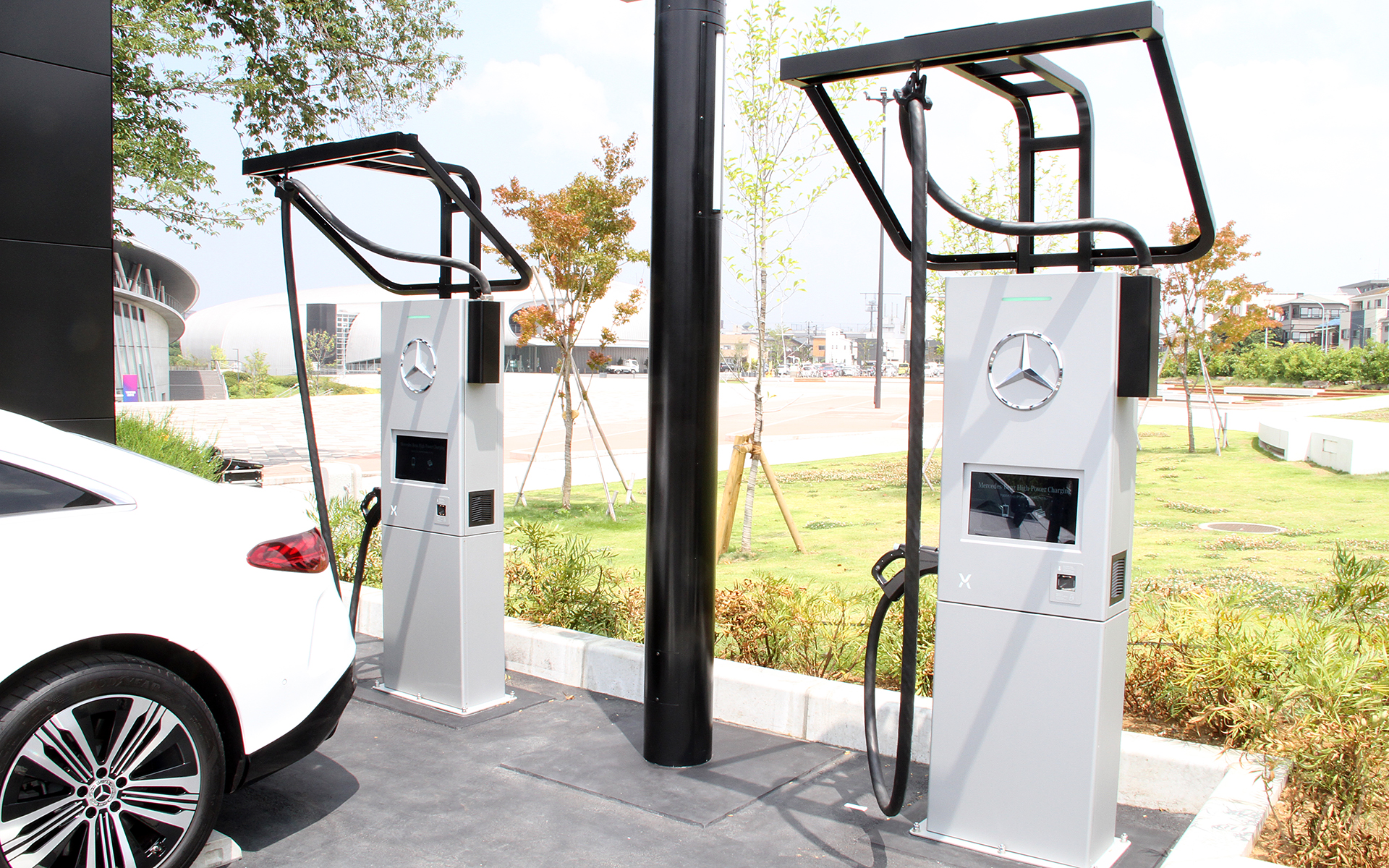 メルセデス・ベンツ・チャージング・ハブ千葉公園に設置されるパワーエックス製の蓄電池ユニット付急速充電器。最大出力は150kW。タッチスクリーンで電圧や電流、充電時間などさまざまな情報を簡単に見られる
