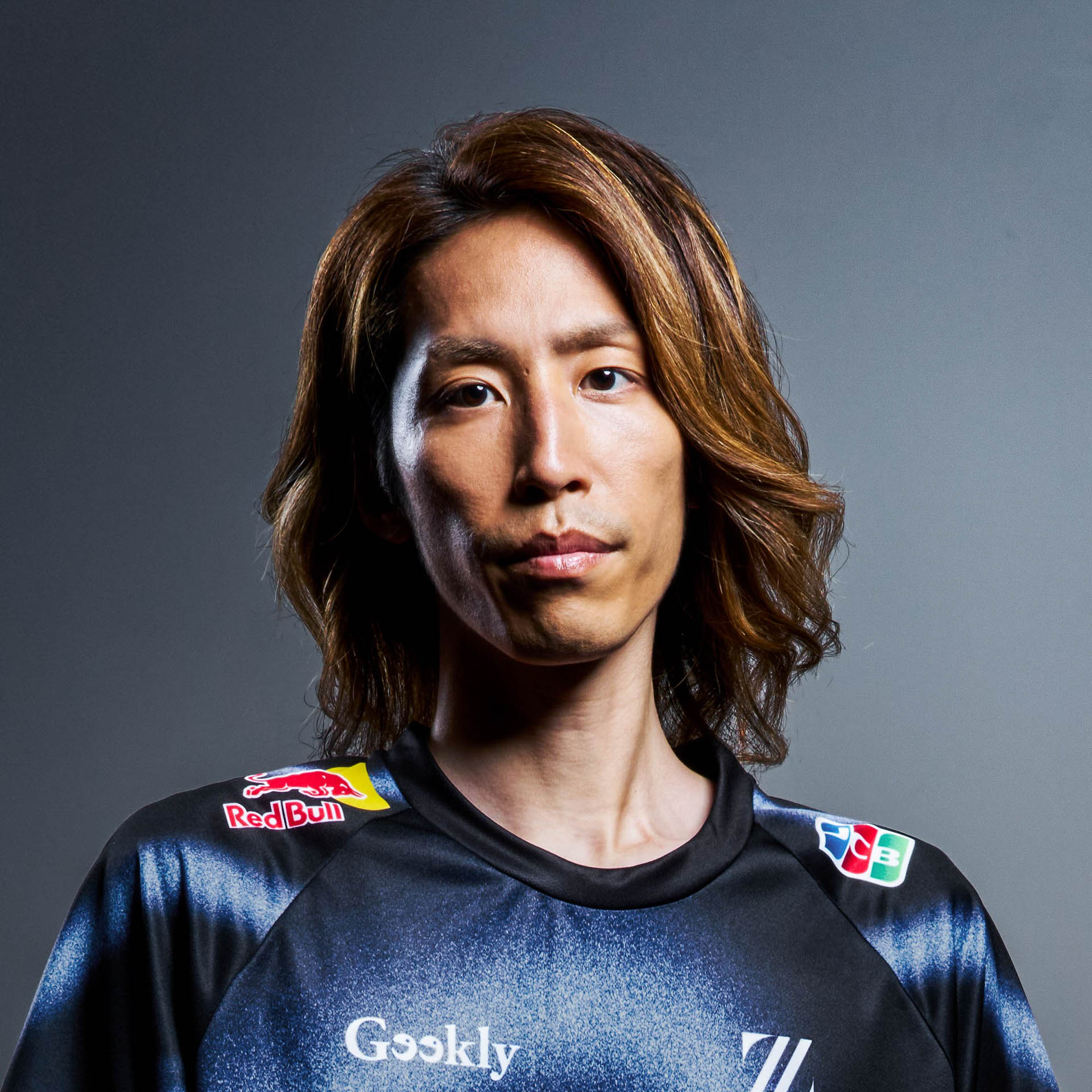 SHAKAさんは福岡県出身の日本を代表する世界的ストリーマー。配信の総視聴時間は常に日本トップを走り、2023年12月には世界ランキング1位を獲得。選手時代はFPSゲーム「AVA」の公式大会で通算18回優勝、日本代表として4年連続世界大会に出場するなどのキャリアを持つ。その確かなゲームスキルとユーモアあふれるトークで、Z世代の若者を中心に圧倒的な知名度を誇っている。近年では自身発案のイベントシリーズ「LEGENDUS」をプロデュース。後楽園ホールや東京体育館といった大型会場を熱狂させるなど、ゲーム配信者を超えた存在となっている