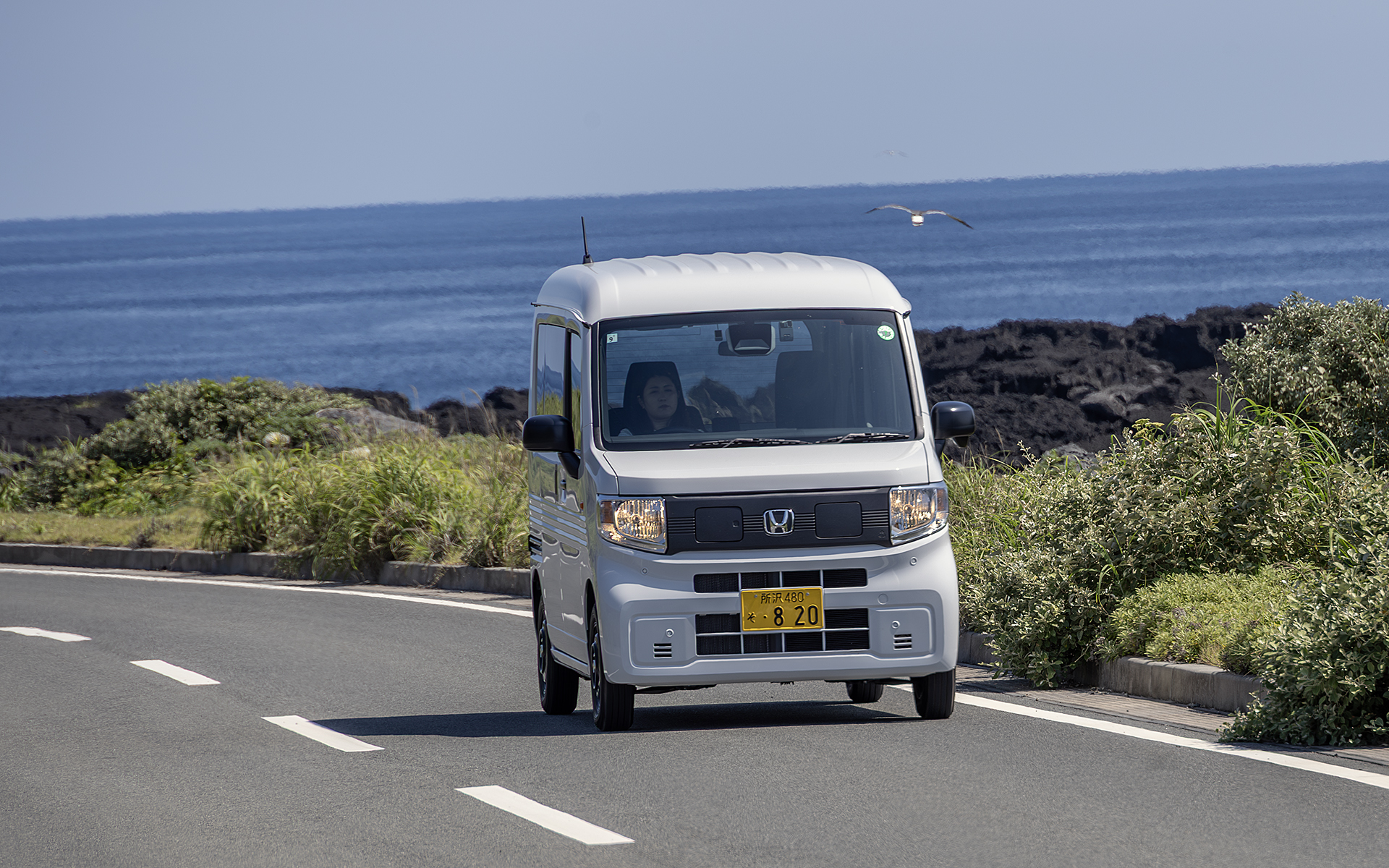 八丈島で本田技研工業「N-VAN e:」に試乗。いつもの都市部での試乗と違い、軽自動車がしっくりくる地域での軽商用EVはどんな印象なのか