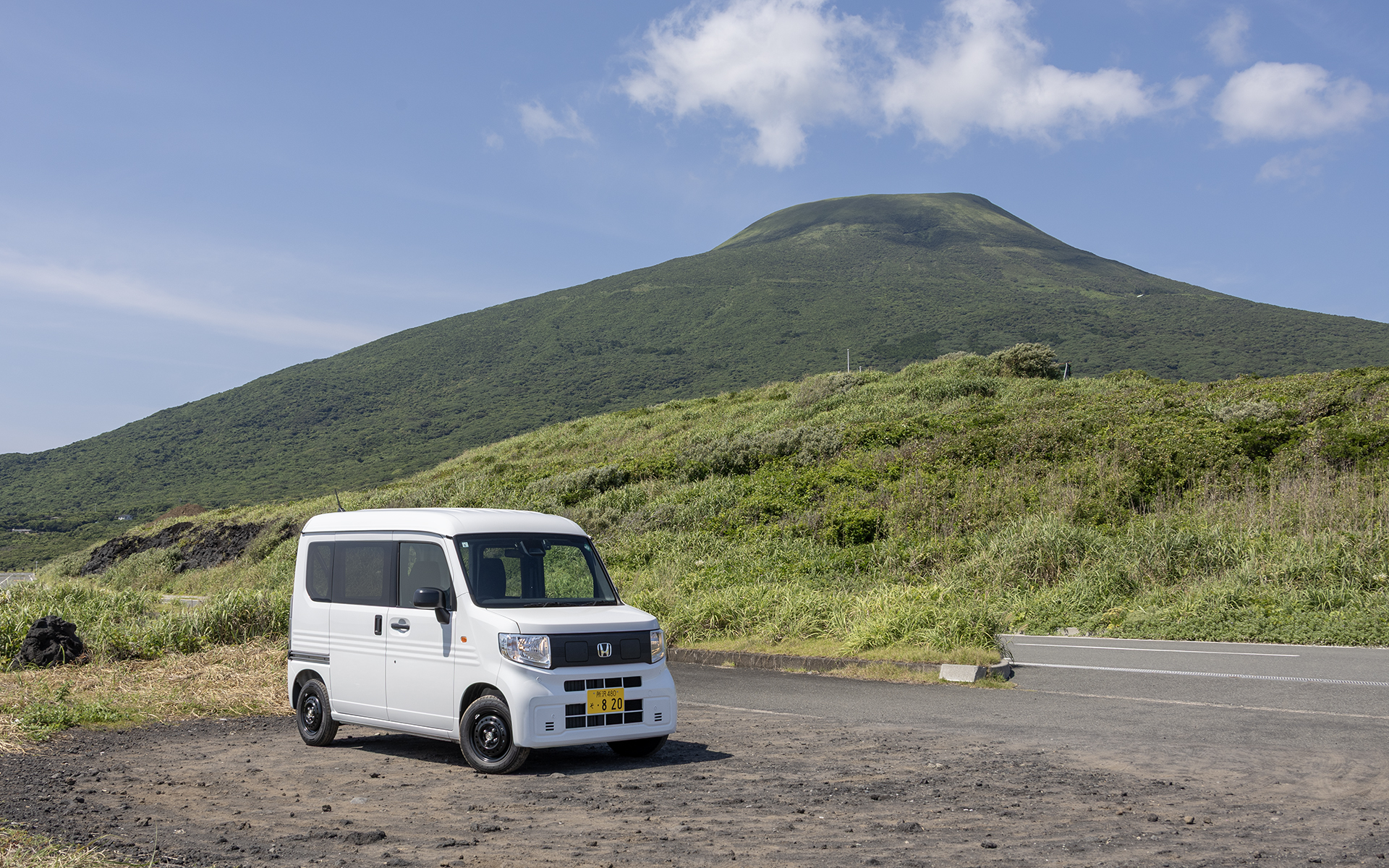 今回は八丈島でN-VAN e:の試乗をさせてもらえることになった。後方の山は島の北側にある八丈富士という山だ