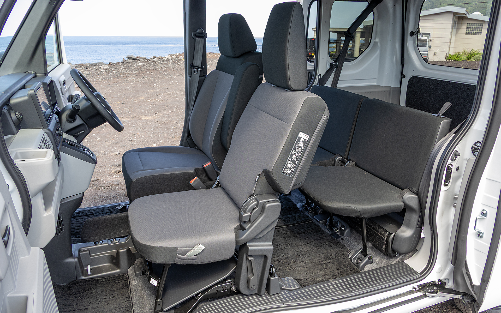 乗車定員は4名。フォールダウンするシートアレンジを実現するため、助手席はリクライニングのみでスライドしなくなっているが、フロアが低いので座った際の足下が極端に狭いということはない