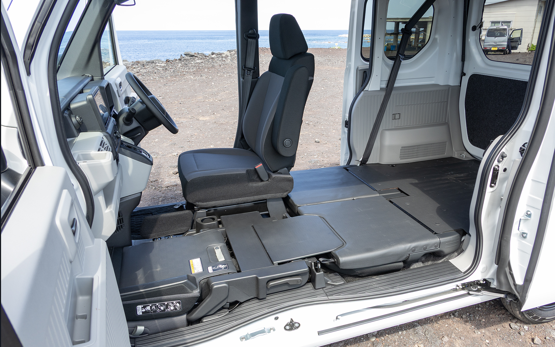 運転席以外のシートはフロアと同じ高さにたためる。フロアの最大長（助手席側）は2645mm。こうしたシートアレンジができるのがN-VAN e:の特徴