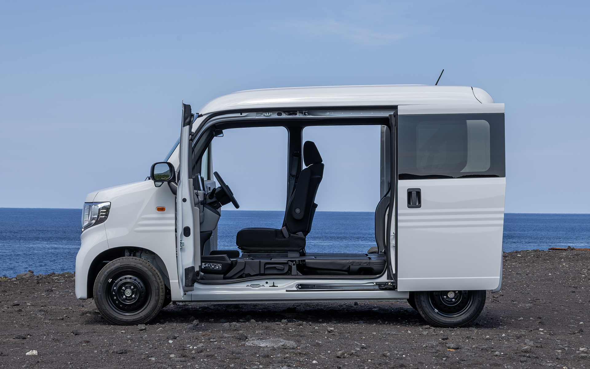 左側はピラーレスなので開口部幅は1580mmと広い。シートアレンジと組み合わせると、このような開放感になる