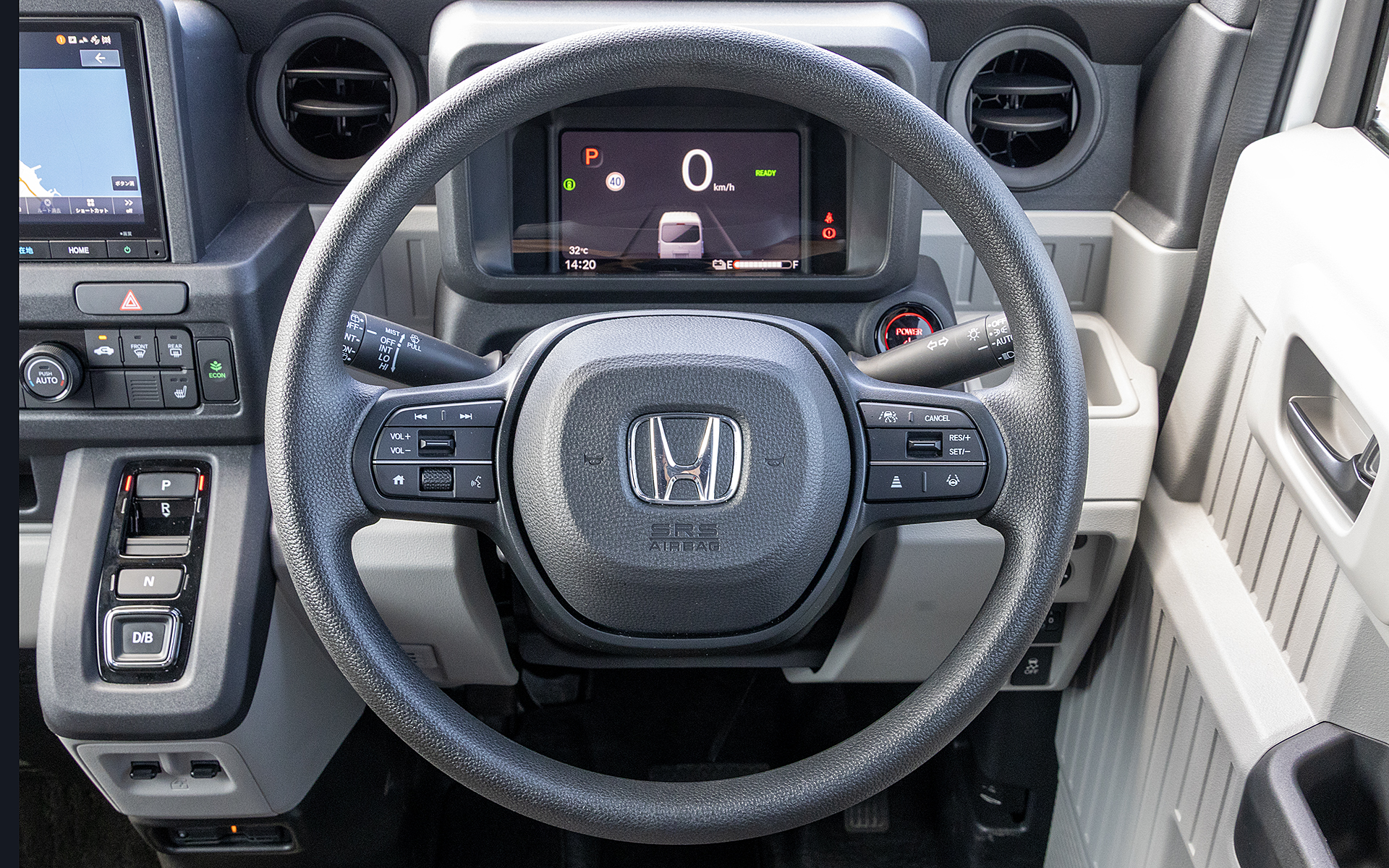 ステアリングは2本スポークタイプでスッキリしているけれど、ステアリング操作中に上下が分かりにくくなることも