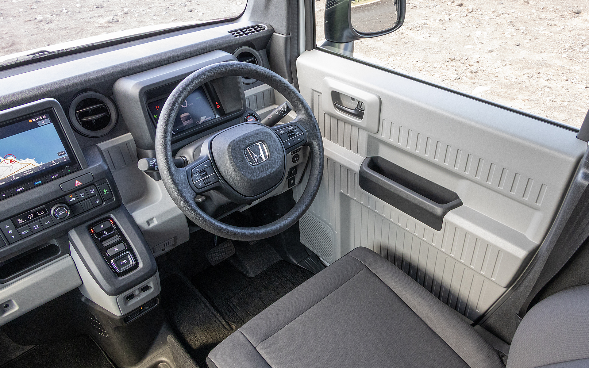 コンテナをイメージした内装パネル。ガソリンモデルよりも薄型なので運転席に座った際、余裕を感じる