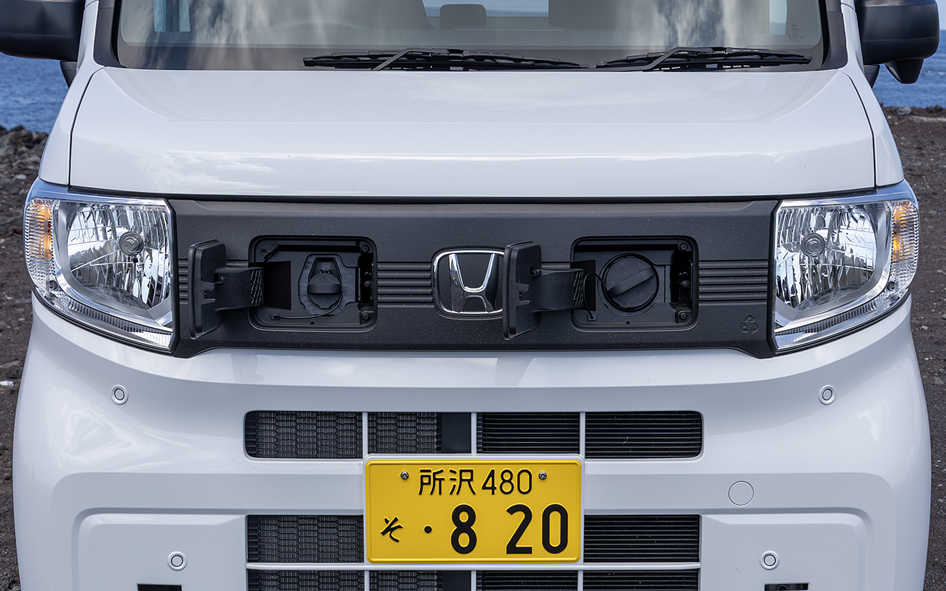 充電口はフロントグリルにある。運転席側が普通充電用で助手席側が急速充電用