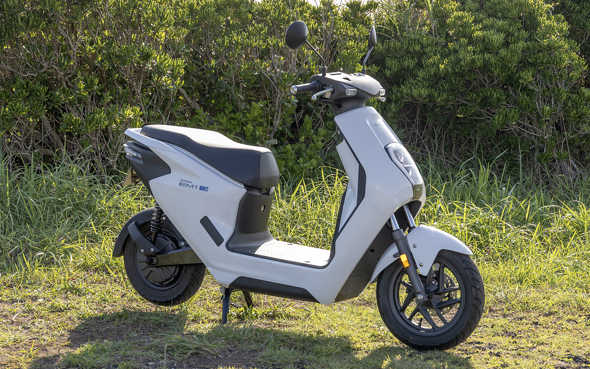 ホンダの電動スクーター「EM1 e:」。搭載されるEF16Mモーターの定格出力は0.58kWで、最高出力は1.7kW（2.3PS）/540rpm、最大トルクは90Nm（9.2kgfm）/25rpm。一充電での走行距離は53km（30km定値走行）