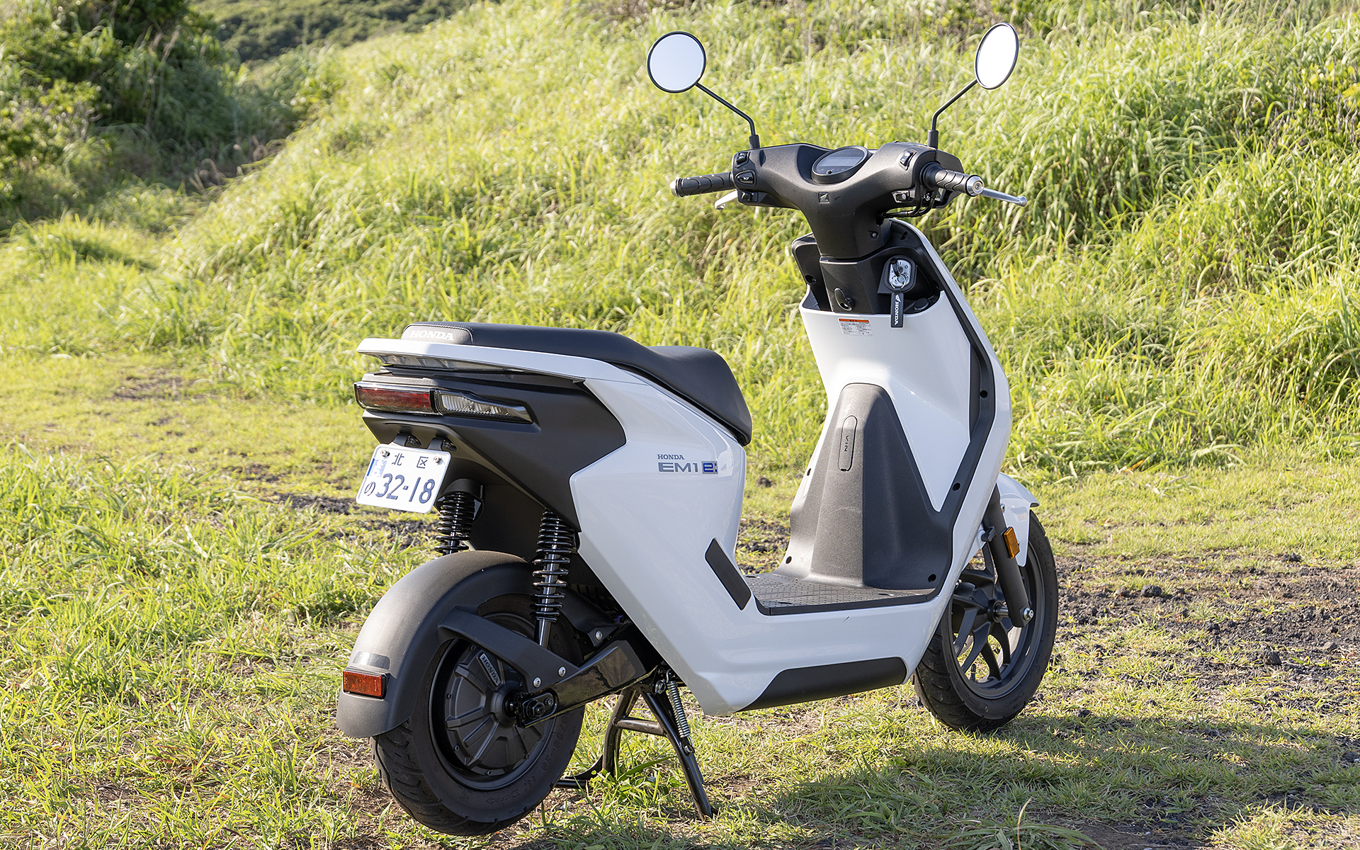 リアホイールはインホイールモーター。車体サイズは1795×680×1080mm（全長×全幅×全高）。車両重量は92kg