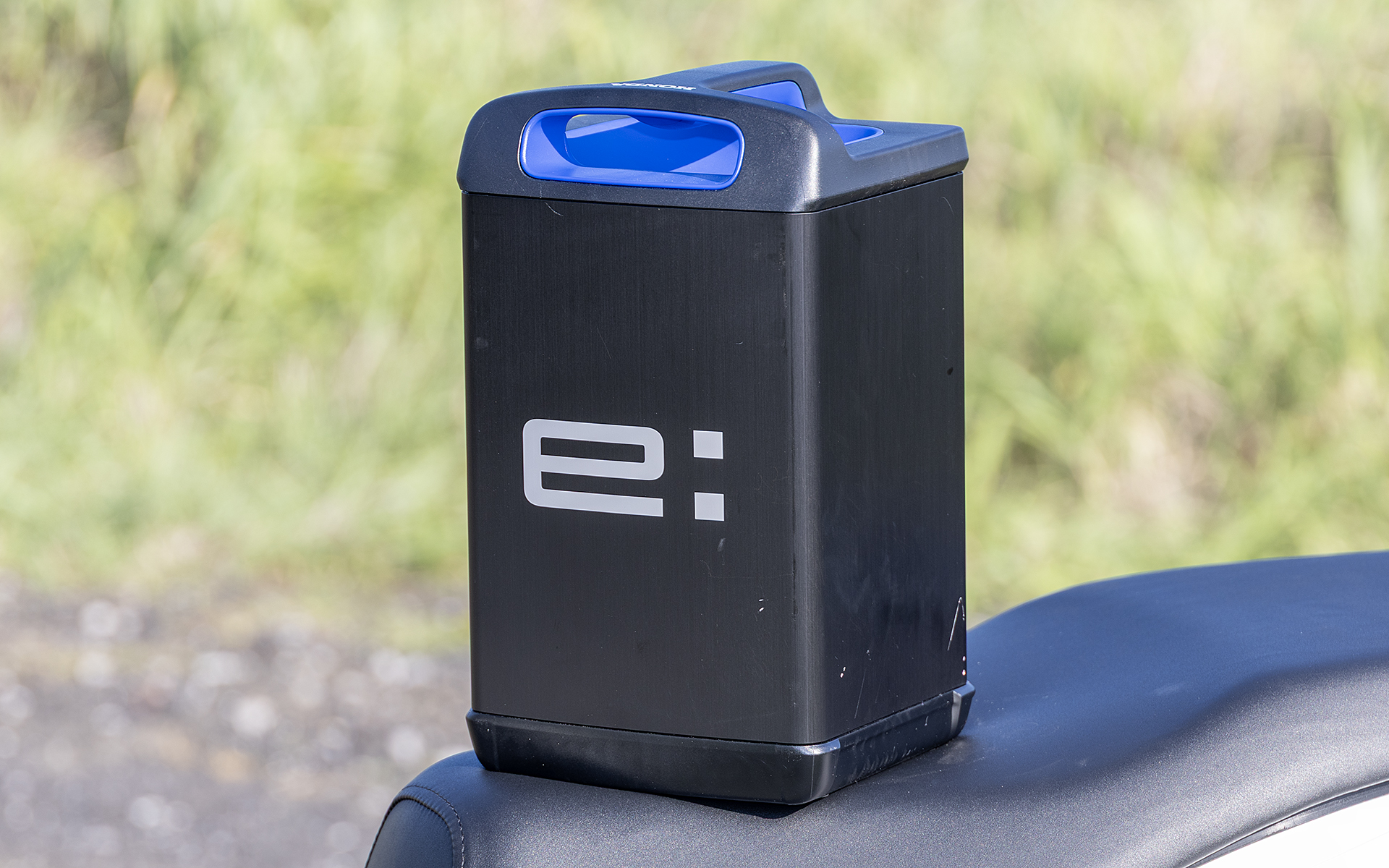 動力用のバッテリはHonda Mobile Power Pack e:。リチウムイオン電池でスペックは、定格電圧が50.26V、定格容量が26.1Ah。充電は専用充電器と接続して行なう