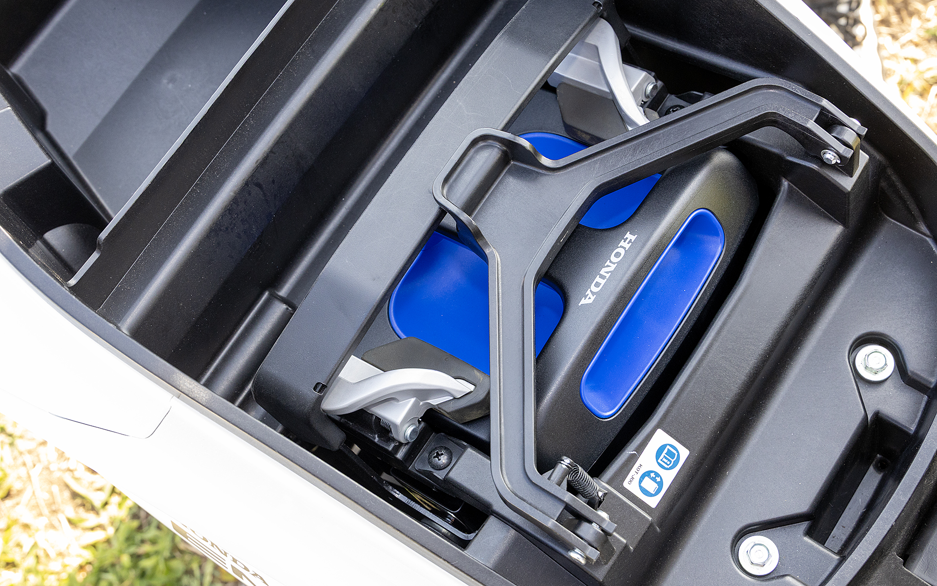 シート下にHonda Mobile Power Pack e:をセットした状態