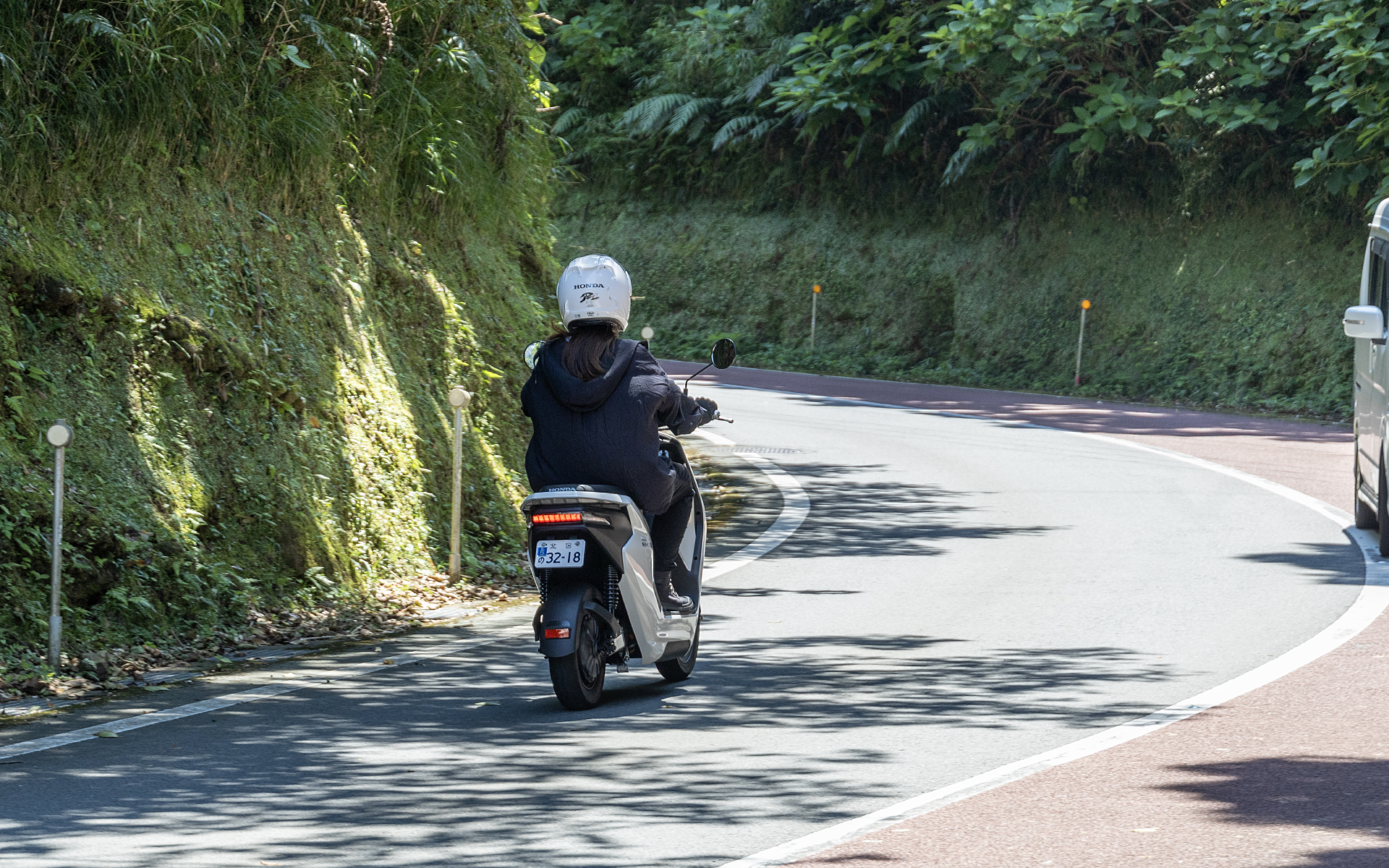 写真はEM1 e:の試乗時に撮ったもの。八丈一周道路はほぼこのような道幅でカーブが続くため、アベレージは低いのだが、カーブとカーブの間にある短いストレートではアクセルを踏むことになる。その際にトルクの立ち上がりがいいN-VAN e:は運転のリズムを作りやすいと感じた