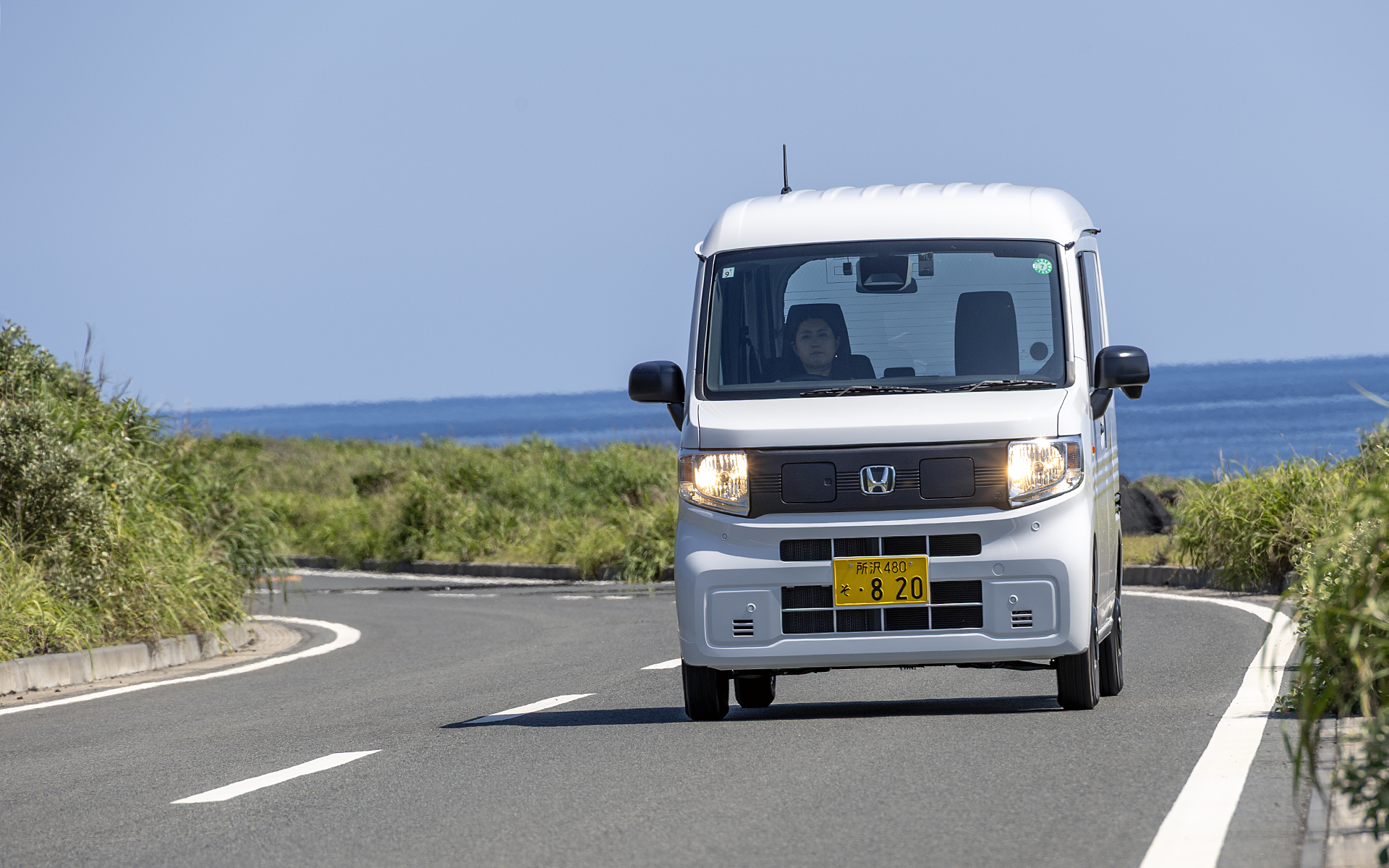 走っているクルマは少ないので、ほかのクルマを意識することなく、自分のペースでメリハリを効かせて走らせることができる。そんな運転のしやすさは、景色のよさと合わせて気持ちのいいものだった