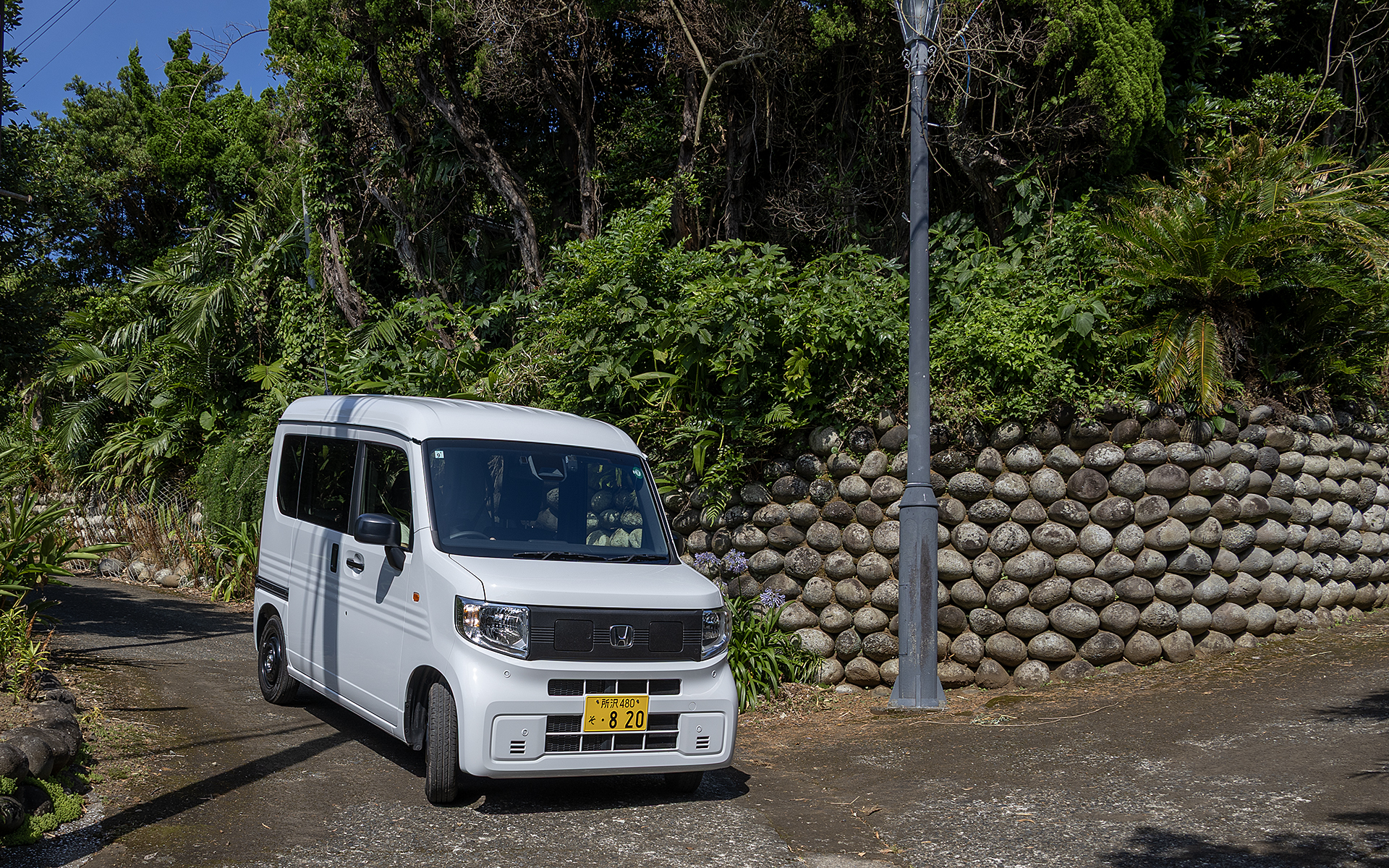 島内には細い道もあるし、スーパーなどの駐車場も駐車枠は軽自動車や小型車でちょうどいいサイズのように思えた。こういうサイズ感からも、軽商用EVのN-VAN e:は向いていると言える
