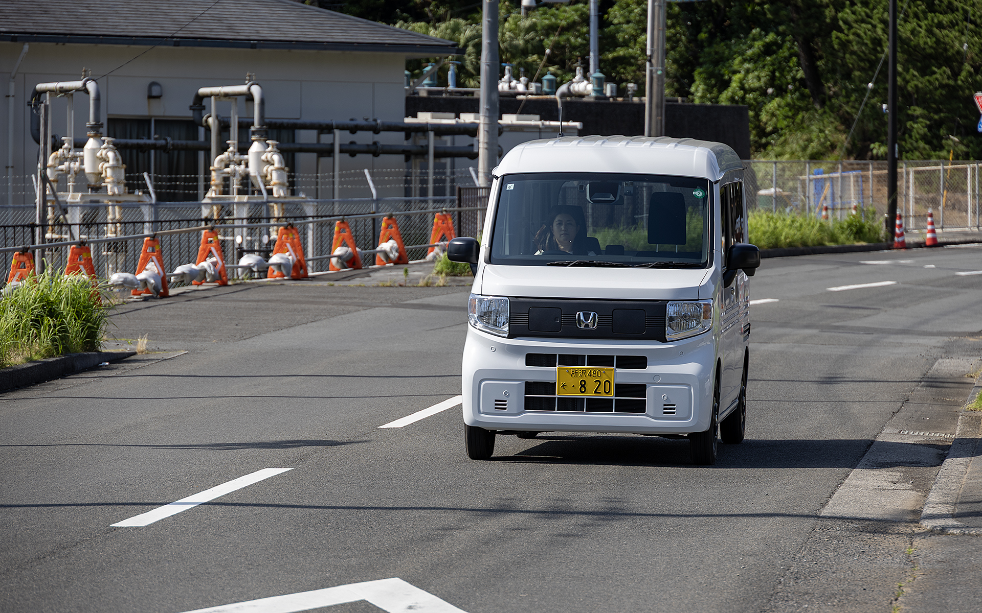 島内では軽自動車を多く見たが、その中でもワンボックスのワゴンやバンが目に付いた。おそらくは普段の足だけでなく、仕事にも軽自動車を使っている人が多いのだと思うが、その点に関してもN-VAN e:はマッチする