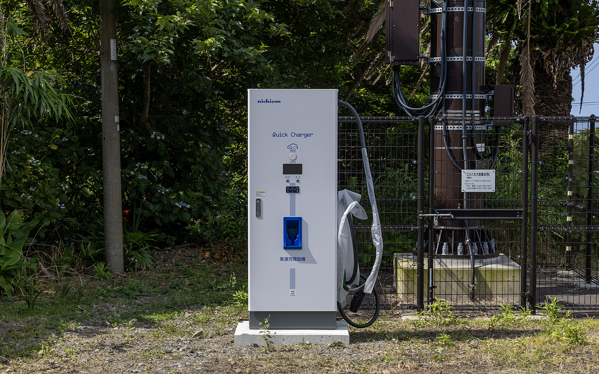 宿泊したホテルの駐車場内には充電器が設置されていたが、設置してからしばらく経っていて稼働はしていないそうだ。レンタカーのEVは普通充電で充電をしていた