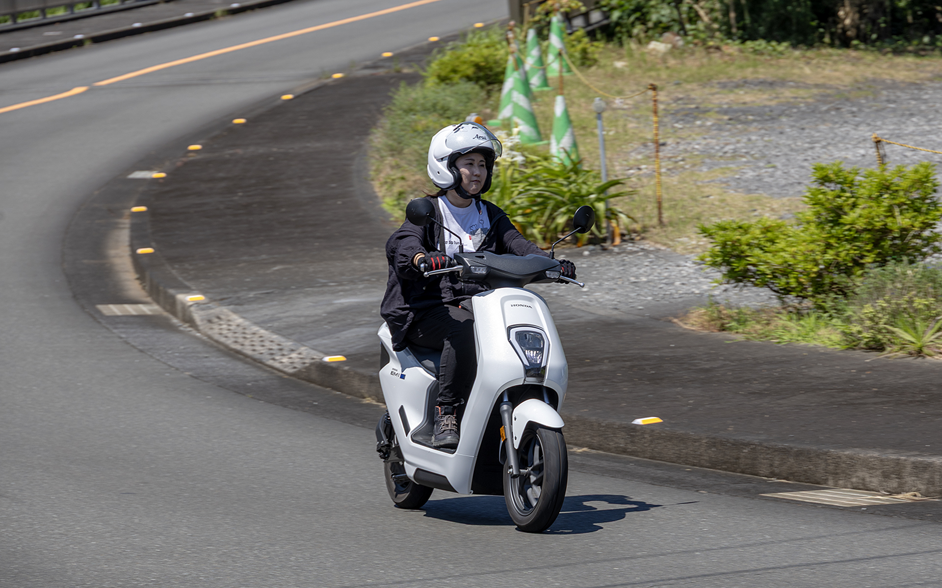 EM1 e:でも八丈一周道路を半周した。原付スクーターと同じレベルの出力なので、生活圏で走らせるには力不足を感じないが山道の区間に入るとややつらくなる。そのためスロットルはワイドに開けることも増えるので、山道区間ではバッテリの消耗も激しくなった