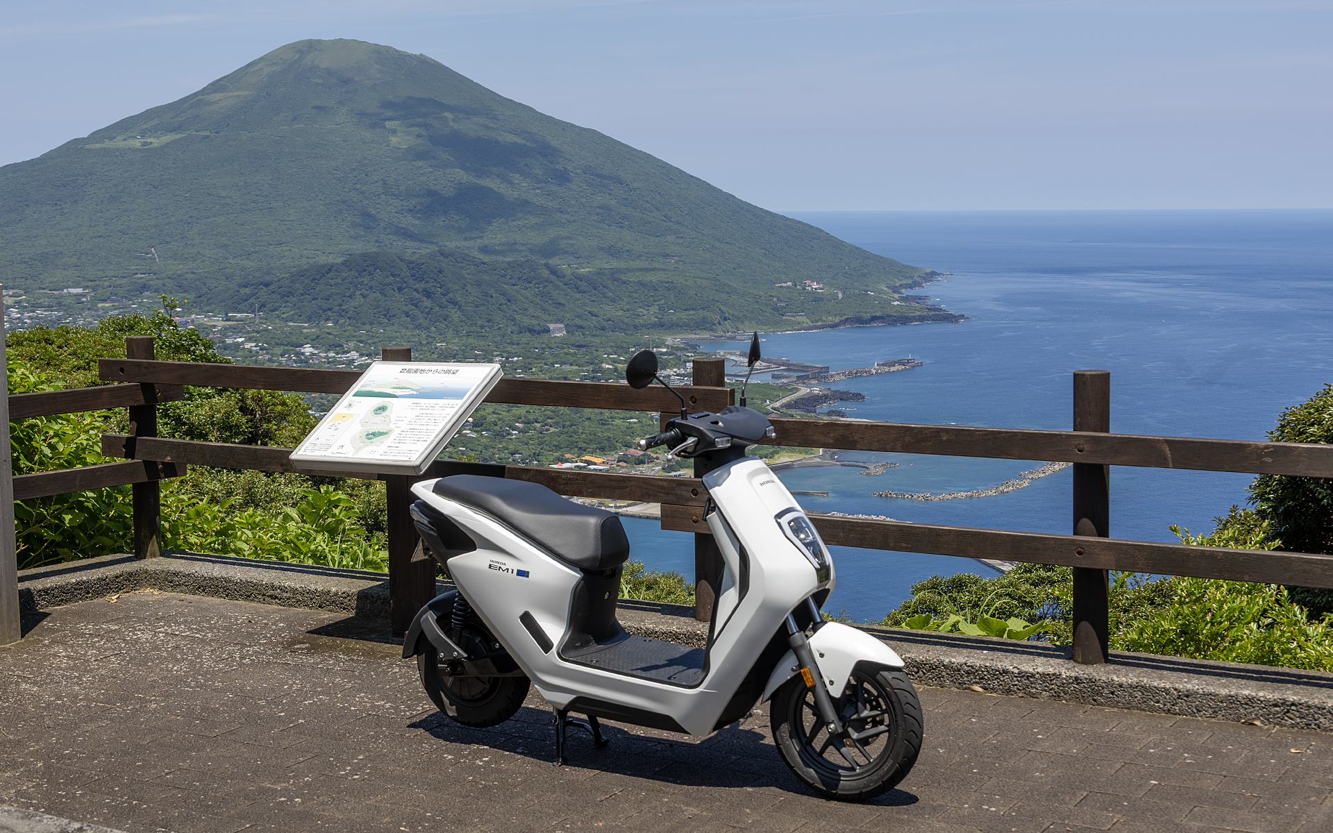 リアのインホイールモーターからの出力はマイルドな特性になっているので、スロットルを急に開けても飛び出すようなことはない。そのためカーブ区間でもスロットル操作がやりやすい印象だった