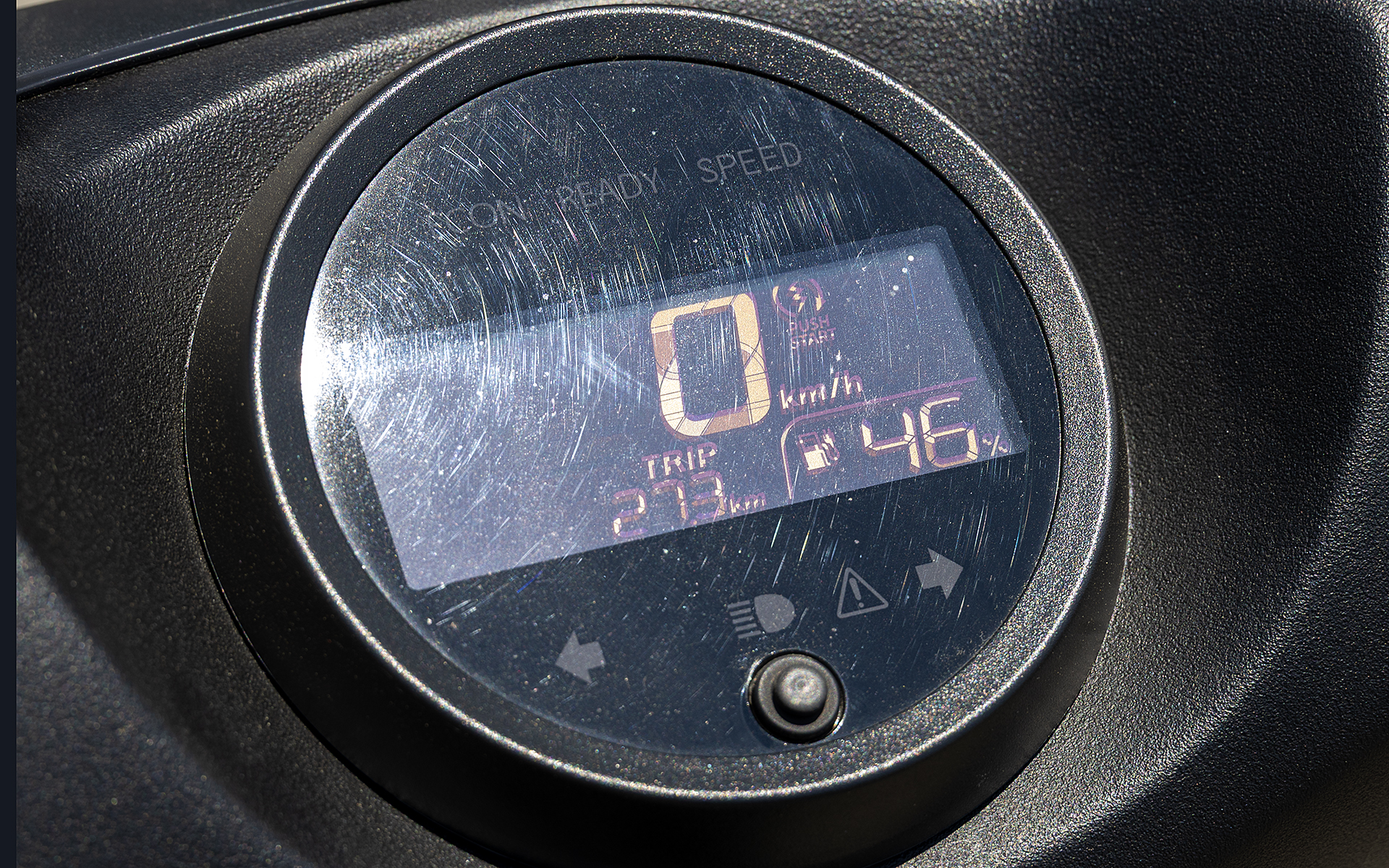 八丈一周道路を半周した後のバッテリ残量。これはけっこう電費を意識した走りをしたものなので、EM1 e:のバッテリ交換なしで島を1周するのは無理だろう。ただ、近場の移動で乗るのであれば小回りが効くぶん、N-VAN e:より気軽に移動できる