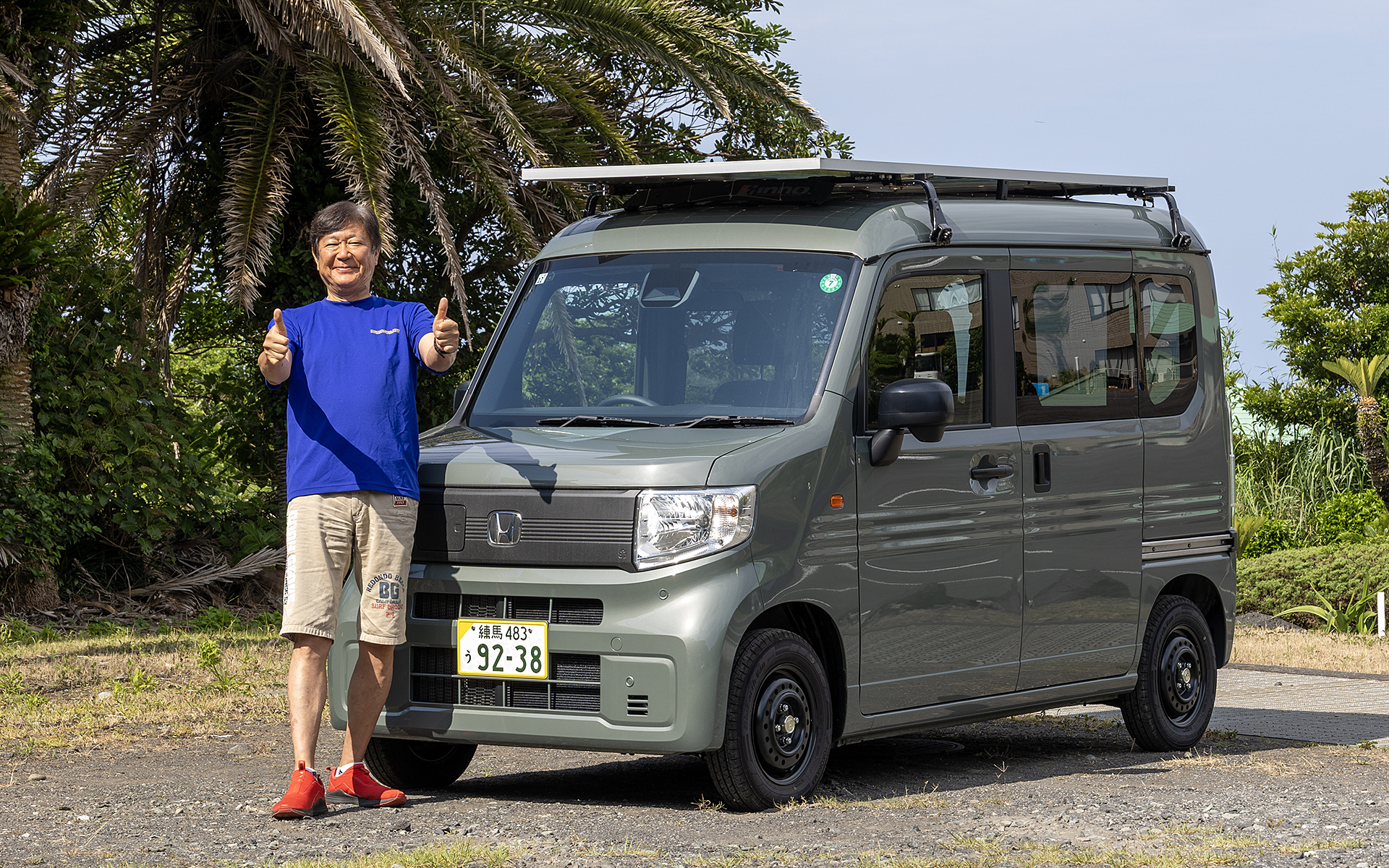 自動車評論家の国沢光宏氏は八丈島でN-VAN e:に乗っている。そしてそのN-VAN e:はルーフに太陽光パネルを積み、ここから発電した電気のみでN-VAN e:を走らせているのだ