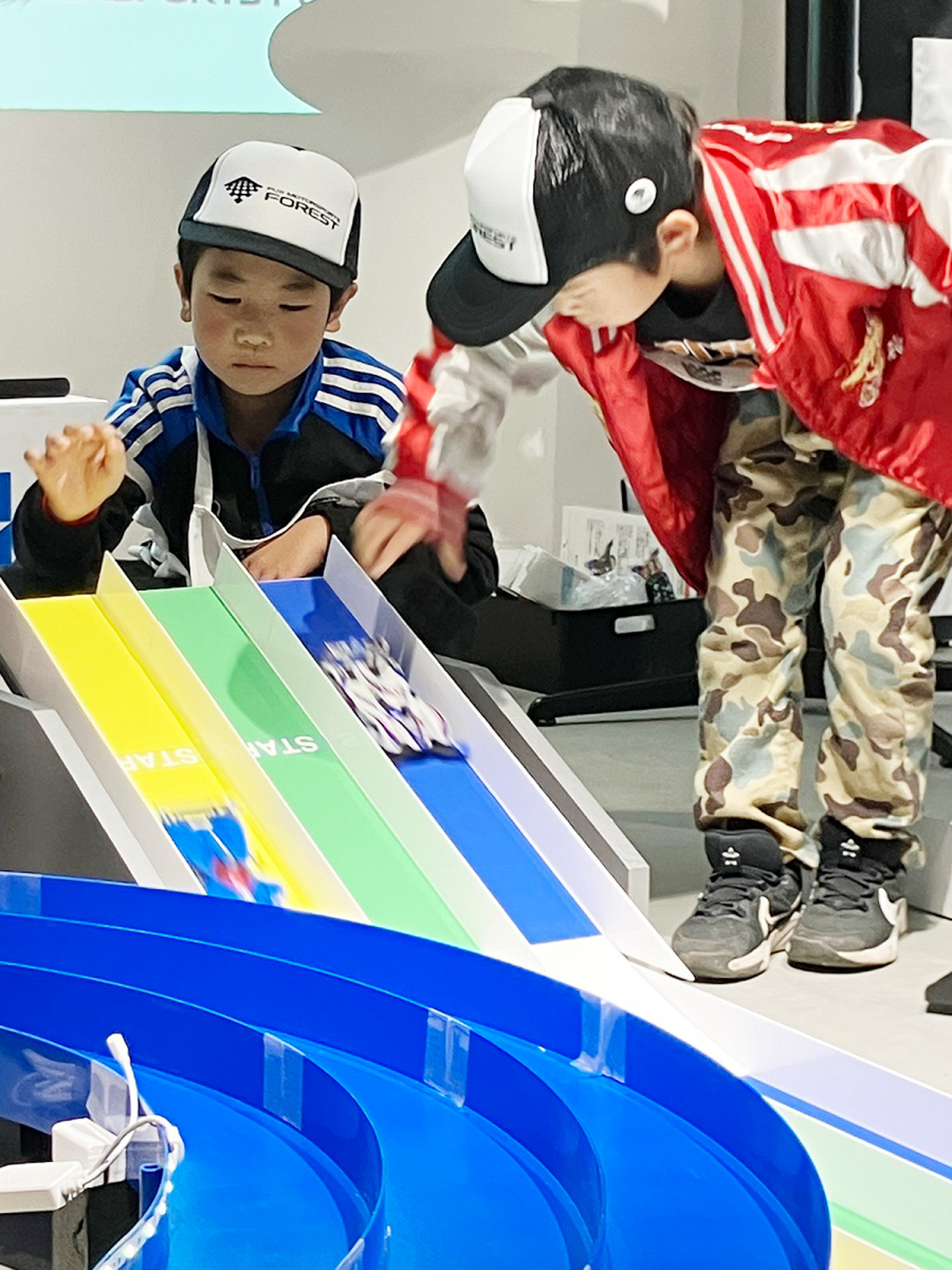 「フォレストファクトリー ミニ四駆教室夏祭りスペシャル」フォーミュラ風のマシンとチューンナップモーターで特設コースを誰よりも早く駆け抜けろ！