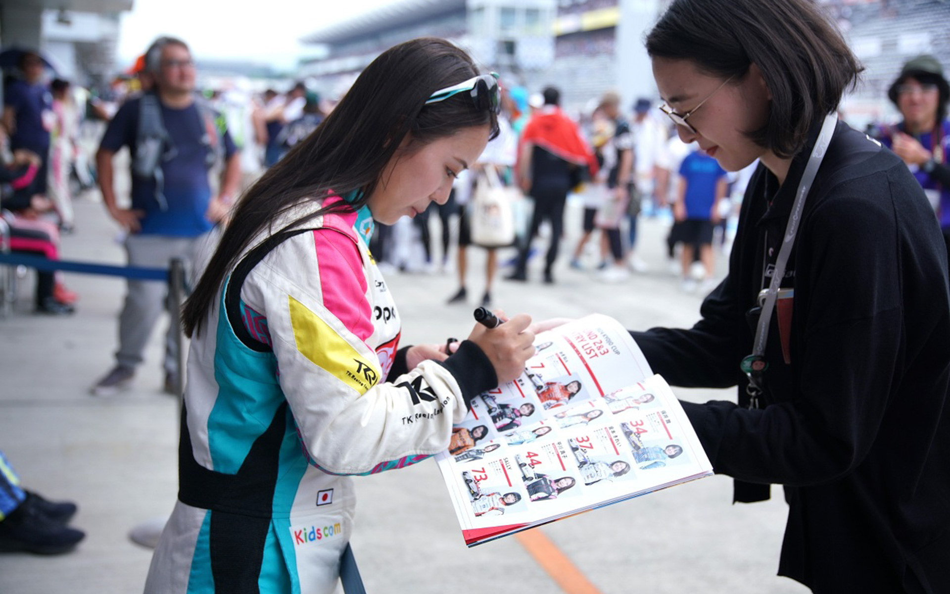 現地でグッズをつくって選手を応援する「推し活ブース」