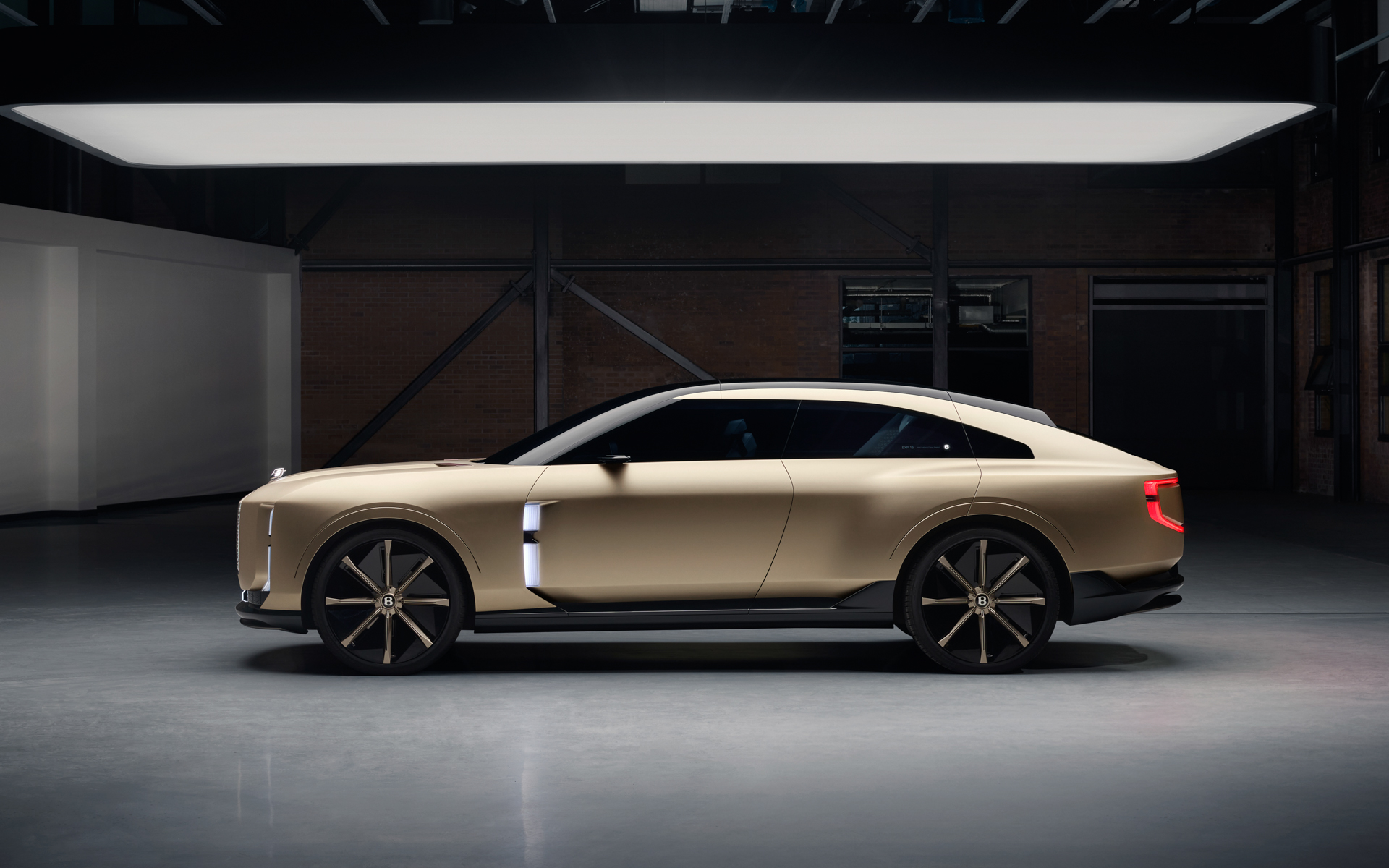 サイドウィンドウの下から始まるラインが途切れることなく車体後部のピラーへと滑らかに伸びていく