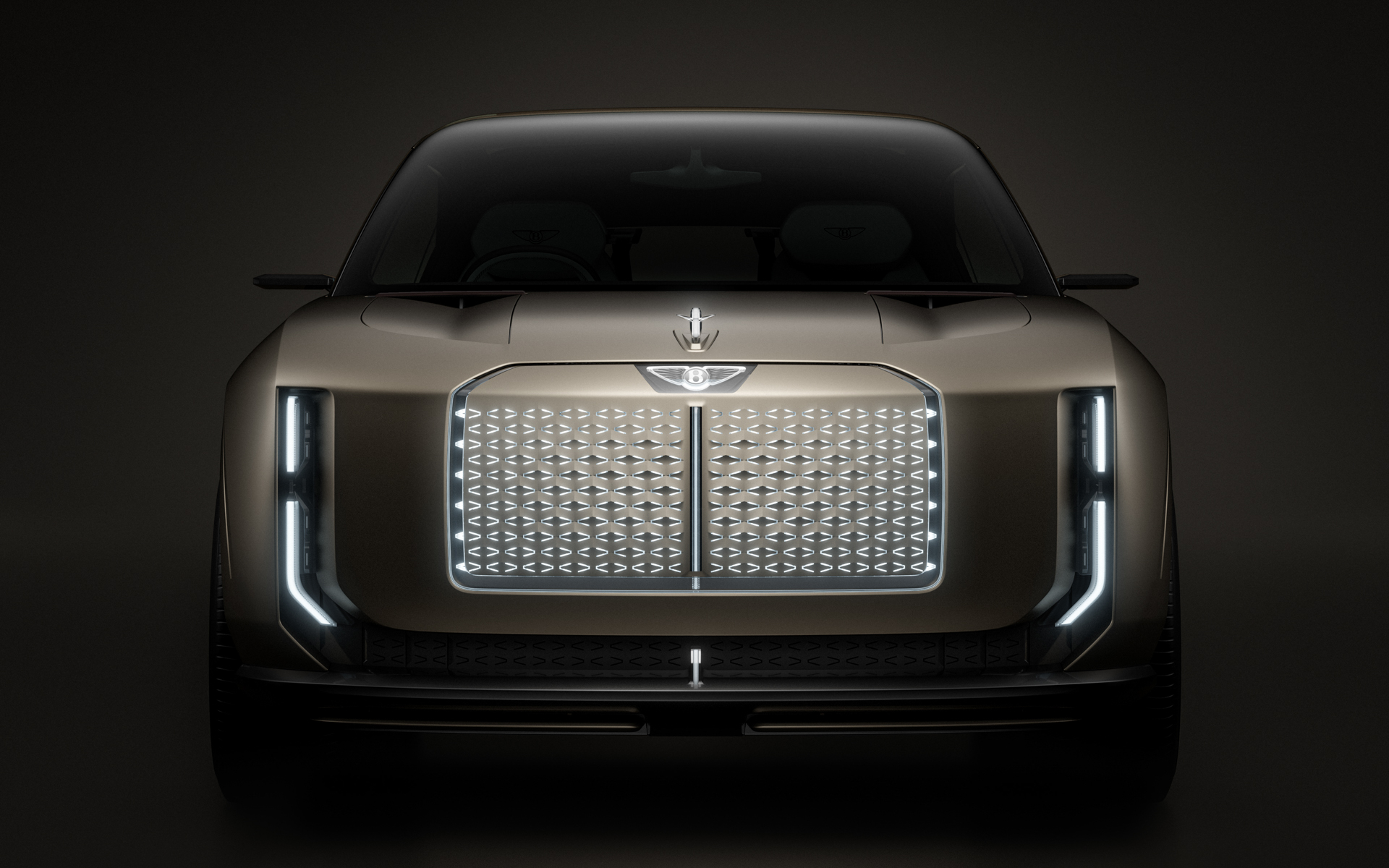 ウィングドBエンブレムのすぐ下から垂直に伸びる中央のライトスパインがグリルを縦に2分割し、ベントレーを象徴するダイヤモンドキルティングのモチーフが横方向に再構成され、LEDライトによって現代的かつ立体的に浮かび上がるようデザインされている