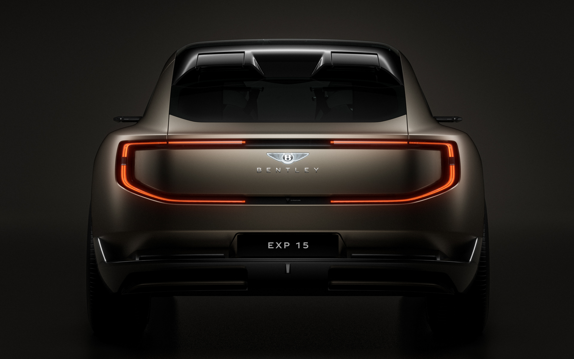 細く引き締められたライトが、広くクリーンなプレスティージャス シールド面を縁取るように配置され、空力的な効果を発揮すると同時に、ダイヤモンドパターンの緻密な立体表現と奥行き感を演出している