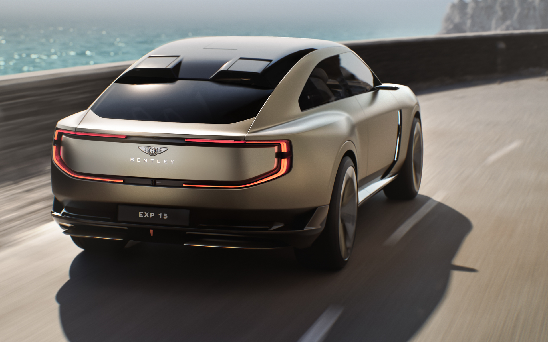 ルーフ後端から展開する2つのアクティブスポイラーと、車体下部のアクティブエアロディフューザーも備えていて、走行状況に応じて自動的に最適な空気の流れを制御するという