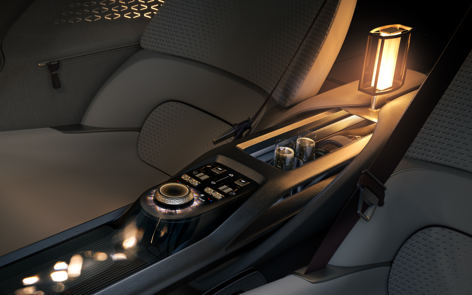 後席中央部分には冷蔵庫も完備していてトランクへとスライド移動できる構造