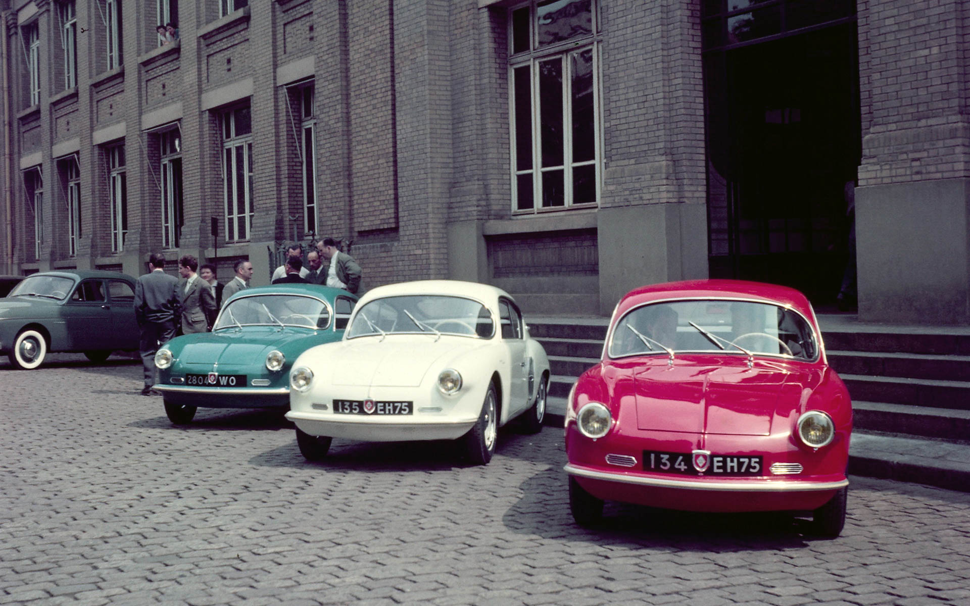 アルピーヌ創業時に披露されたトリコロールカラーのモデル