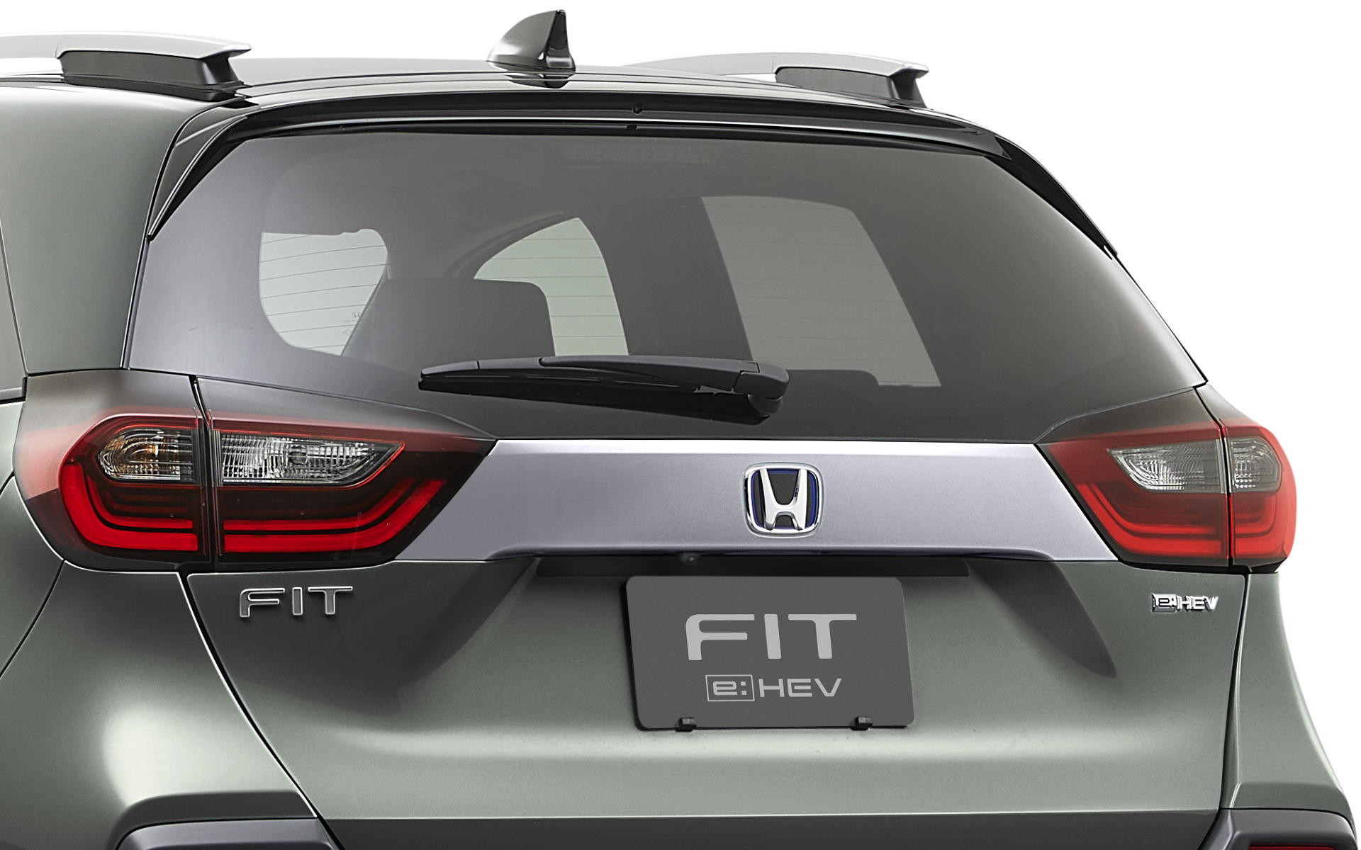 リアライセンスガーニッシュをボディ同色からシルバー塗装へ変更