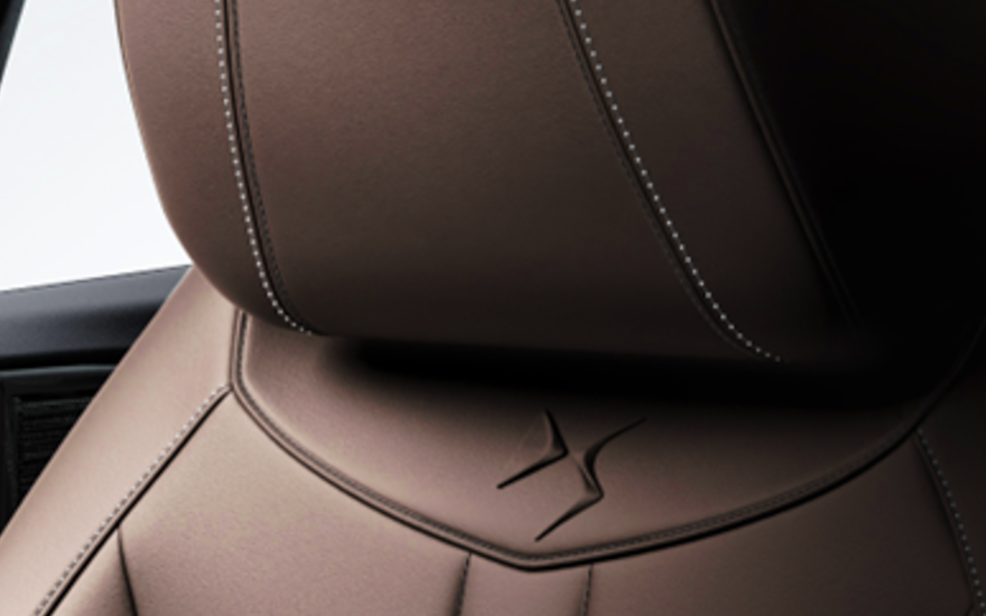 インテリアに華やかさと気品を添える“パールトップステッチ”を採用