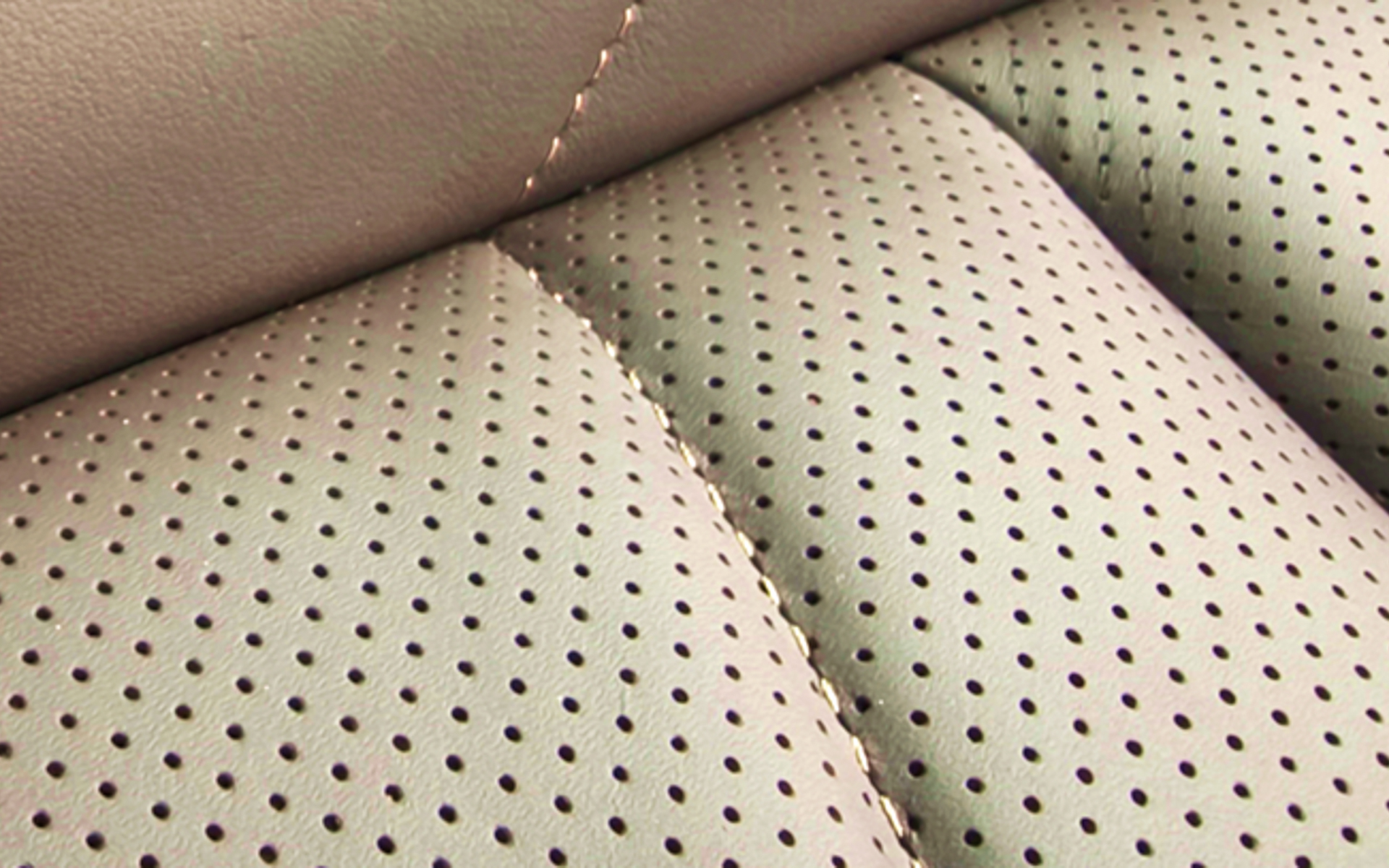 暑い季節でも快適なフロントシートベンチレーションを搭載