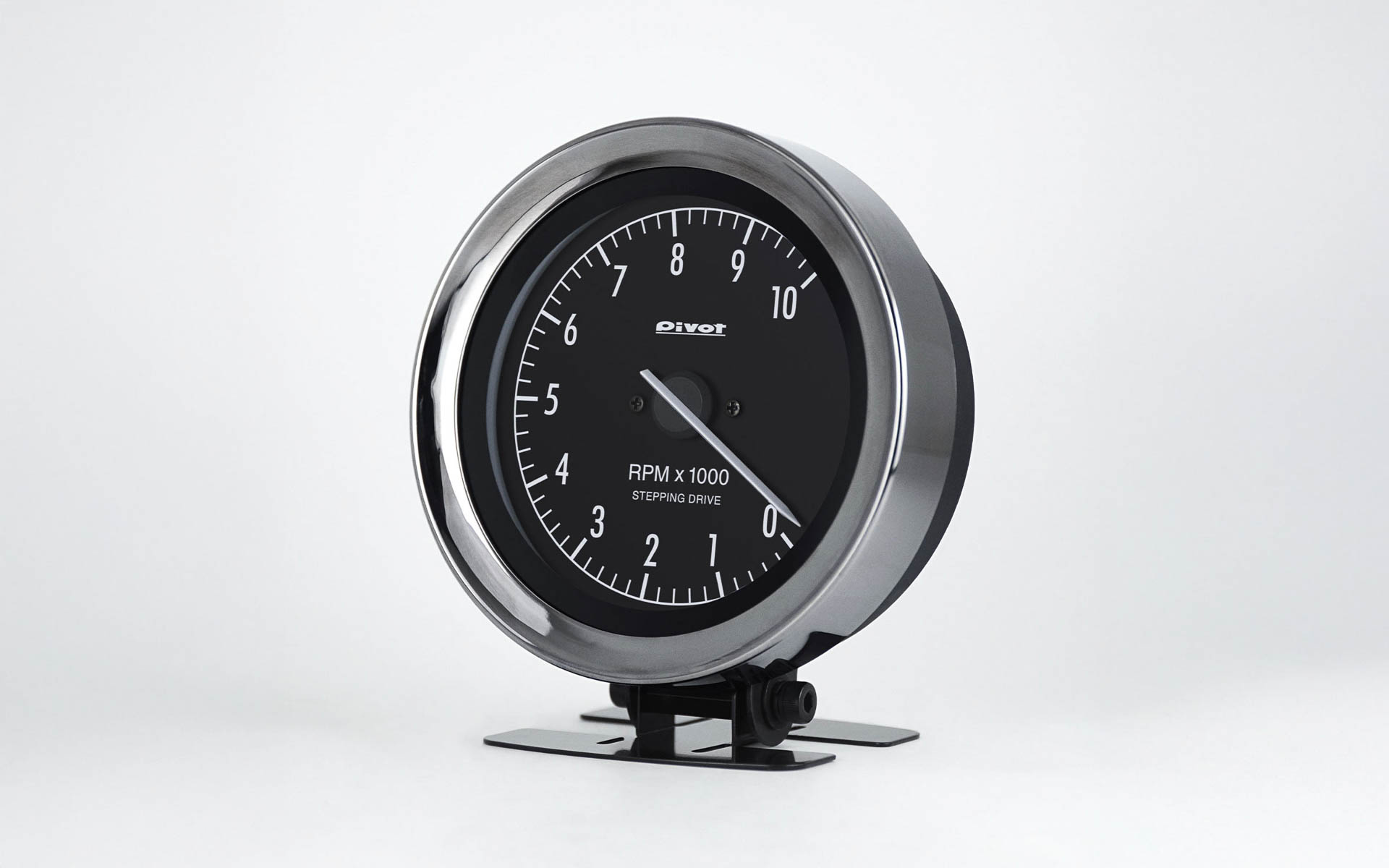 外周サイズはΦ92mm、ディスプレイサイズはΦ80mm。奥行きは41mm、付属のバンドホルダー使用時の高さは96mm