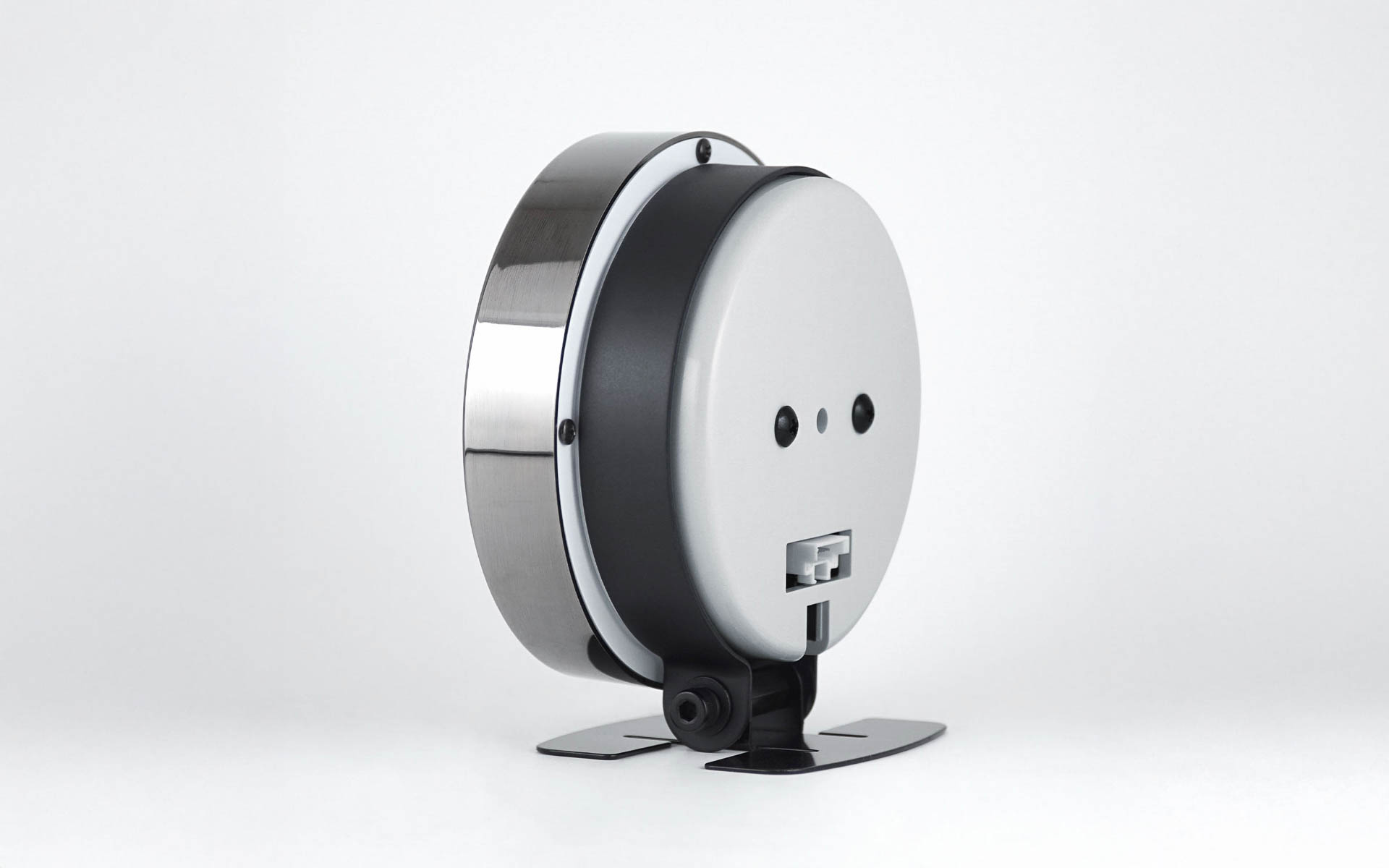 外周サイズはΦ92mm、ディスプレイサイズはΦ80mm。奥行きは41mm、付属のバンドホルダー使用時の高さは96mm