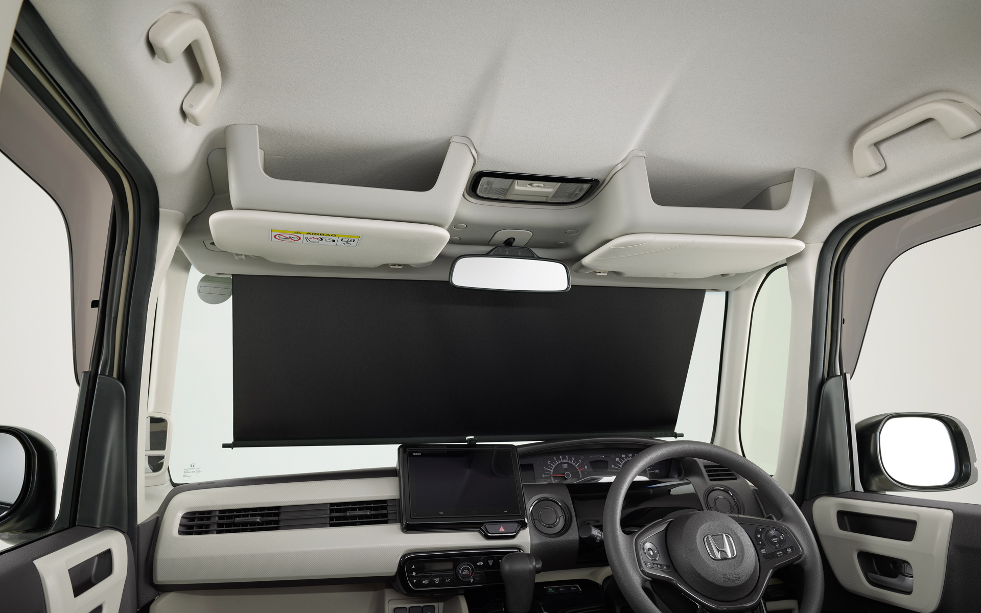 ホンダアクセスが2代目N-BOX用の「サンシェード内蔵大型ルーフコンソール」を発売した。写真はN-BOX装着イメージ